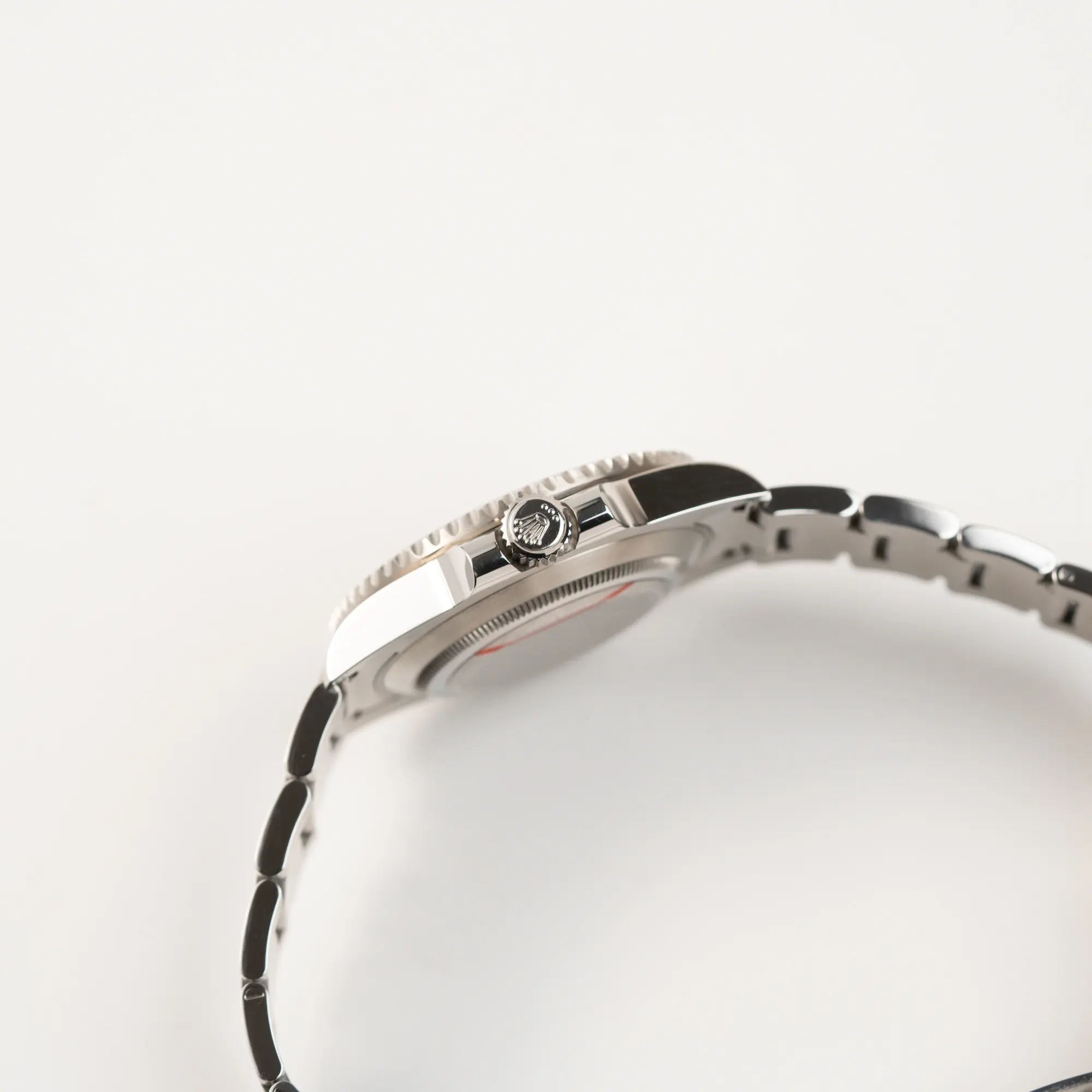 Seitliches Gehäuse der Rolex Submariner Date 116610LV "Hulk" mit grünem Zifferblatt und grüner Keramik-Lünette zeigt die Aufzugskrone