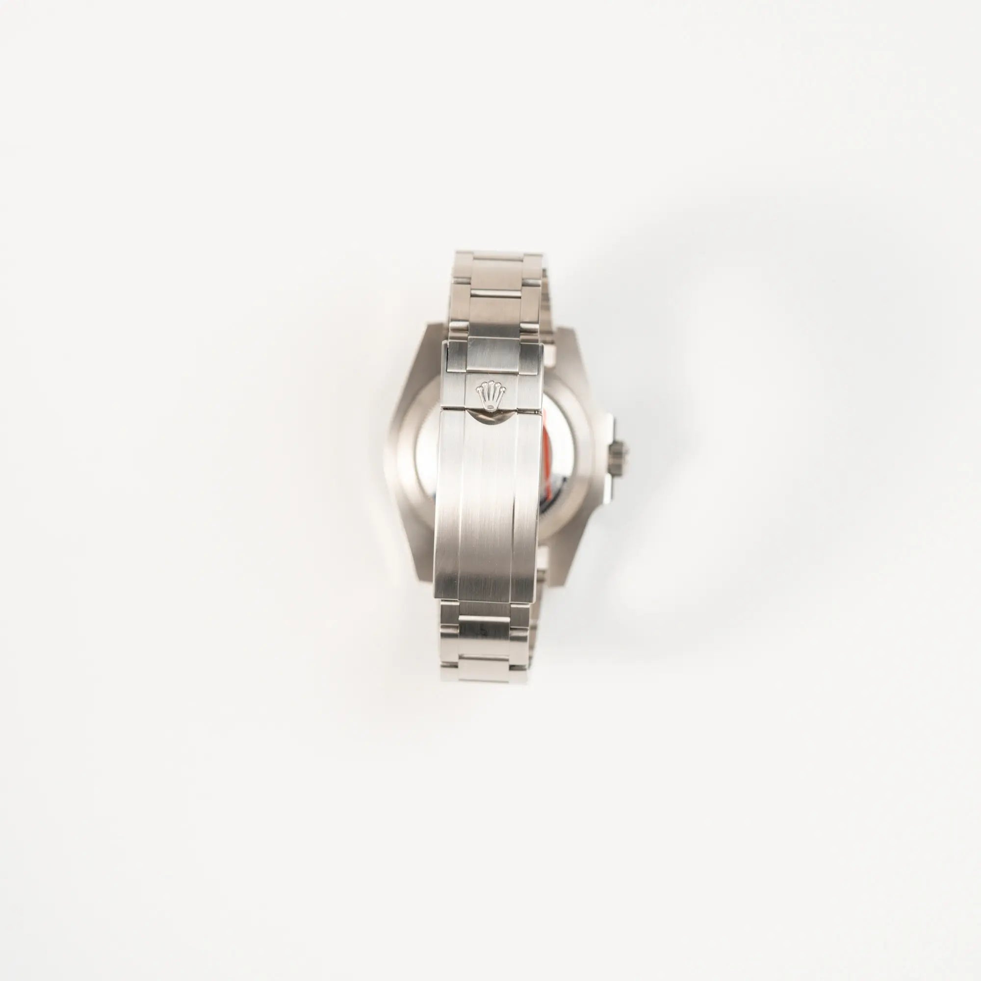 Blick auf die Oyster-Stahl-Faltschliesse der Rolex Submariner Date 116610LV "Hulk" mit grünem Zifferblatt und grüner Keramik-Lünette