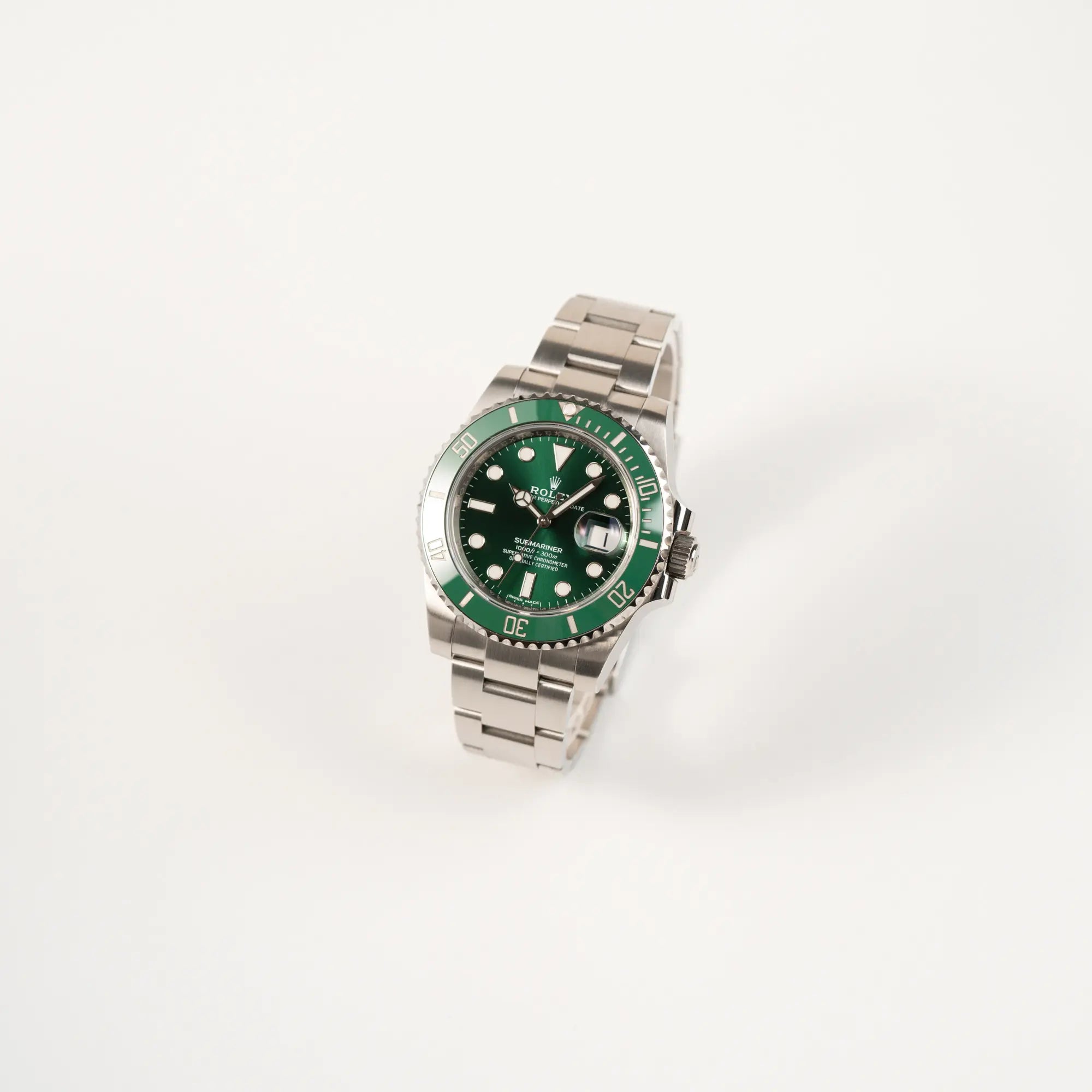 Leicht schräge Ansicht der Rolex Submariner Date 116610LV "Hulk" mit grünem Zifferblatt und grüner Keramik-Lünette