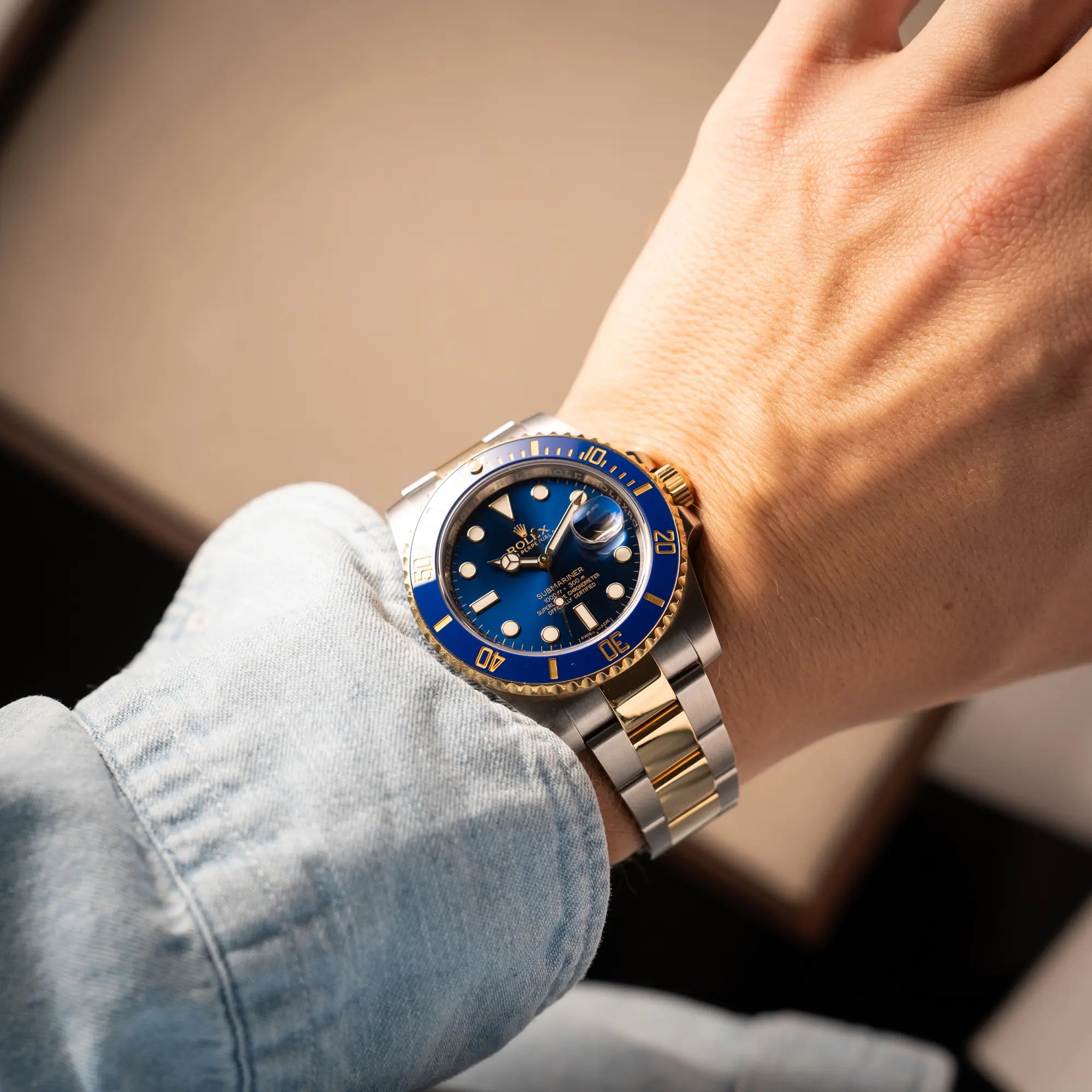 Wristshot mit der Rolex Submariner Date der Referenz 116613LB in Stahl-Gold mit blauem Zifferblatt - auch mit Nickname Bluesy bennant - am passenden Oytser-Armband in Stahl-Gold