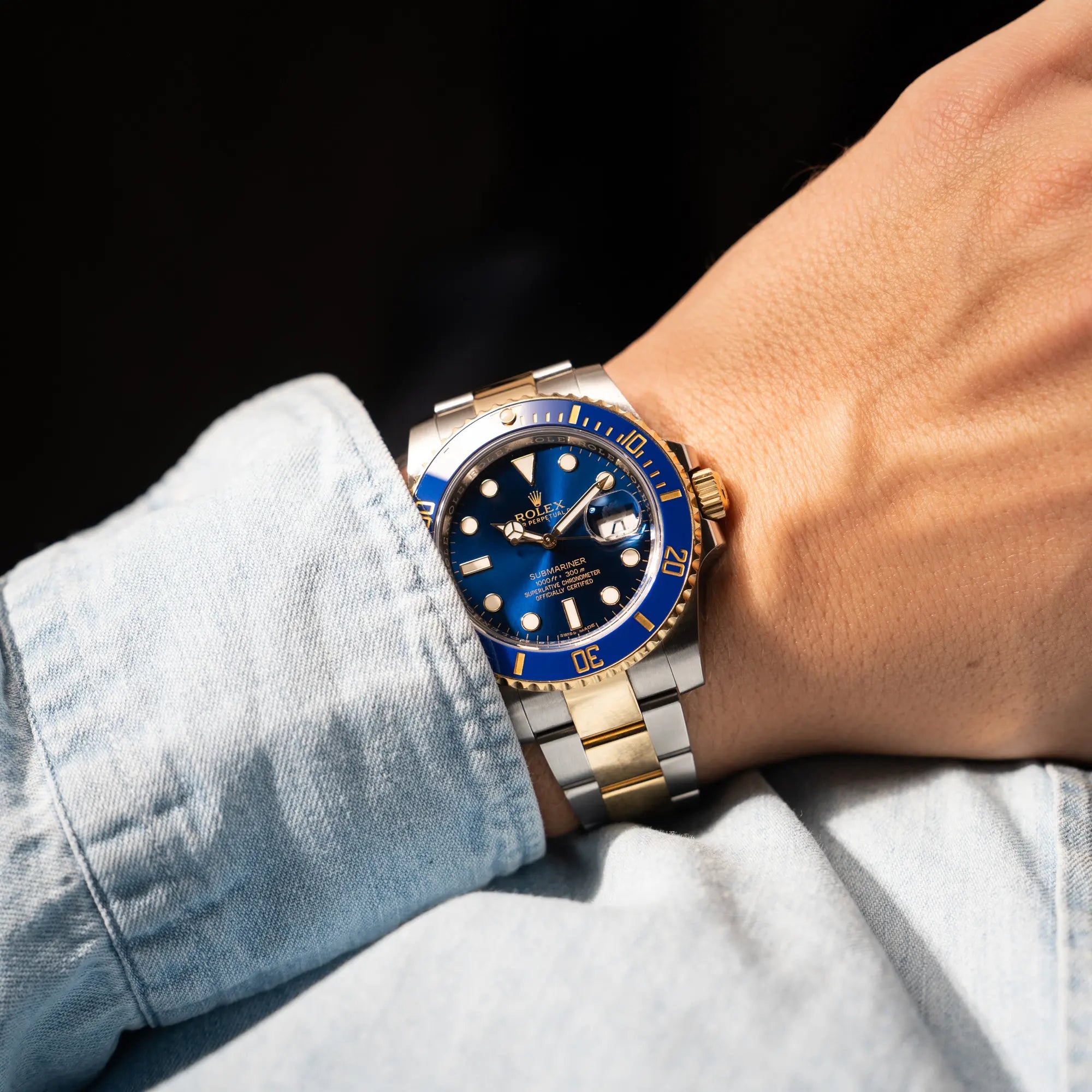 Mann trägt die Rolex Submariner Date der Referenz 116613LB in Stahl-Gold mit blauem Zifferblatt - auch mit Nickname Bluesy bennant - am passenden Oytser-Armband in Stahl-Gold für einen Wirstshot an seinem Handgelenk