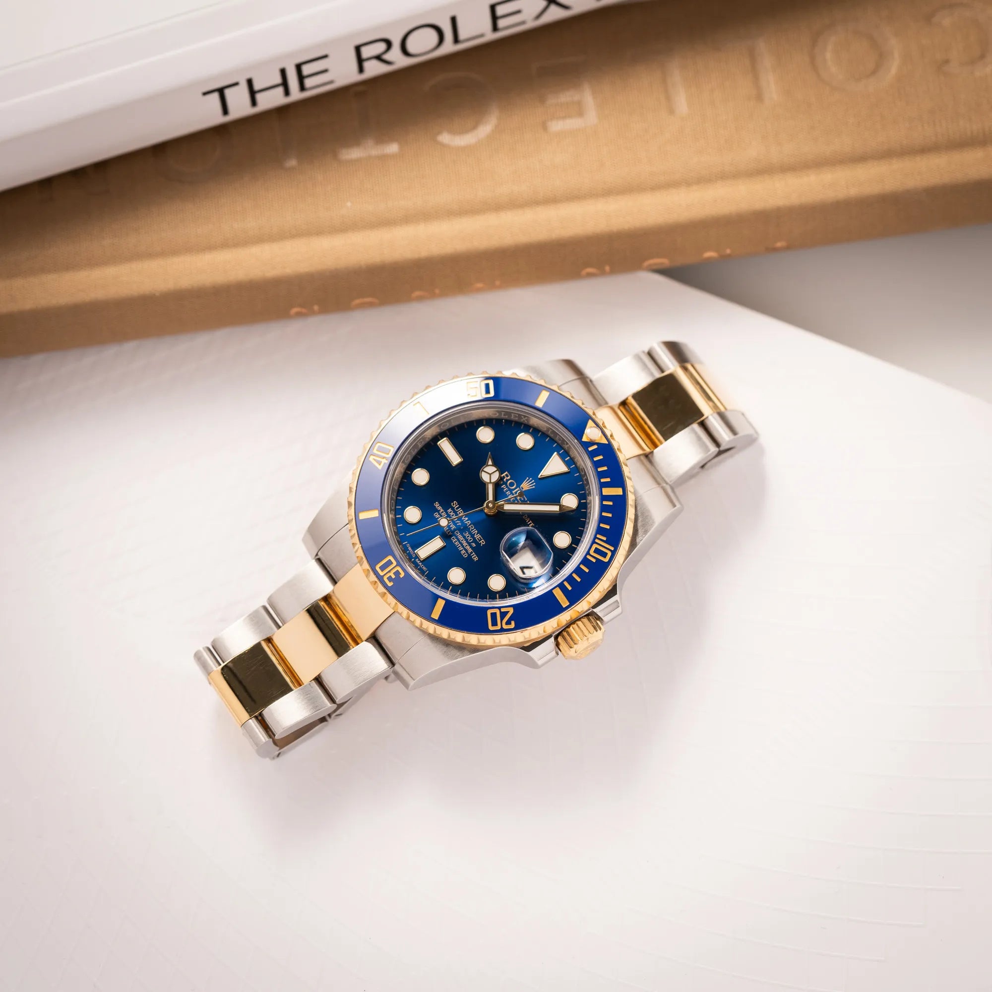 Produktfotografie der Rolex Submariner Date der Referenz 116613LB in Stahl-Gold mit blauem Zifferblatt - auch mit Nickname Bluesy bennant - am passenden Oytser-Armband in Stahl-Gold