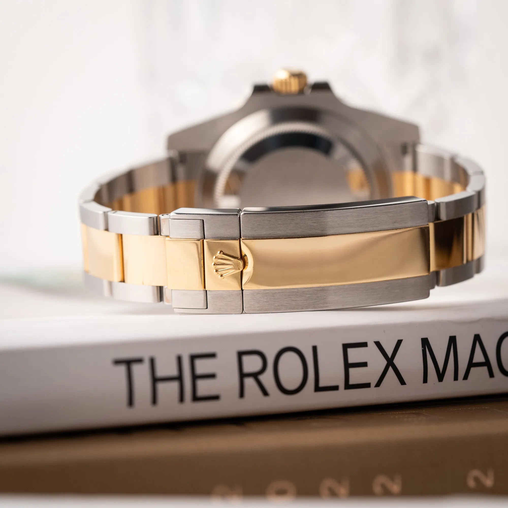Produktfootgrafie der Rolex Submariner Date der Referenz 116613LB in Stahl-Gold mit blauem Zifferblatt - auch mit Nickname Bluesy bennant - am passenden Oytser-Armband in Stahl-Gold zeigt die geschlossene Oyster-Schliesse