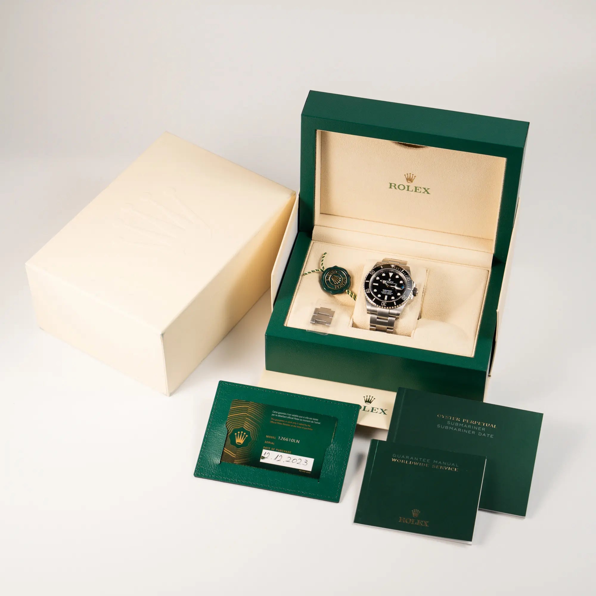 Lieferumfang der Rolex Submariner Date in schwarz mit Keramik-Lünette  am Oyster-Stahlband aus 2023 mit dem 41mm-Oyster-Gehäuse, bestehend aus Box mit Umkarton, Garantiekarte, Booklets und Hangtag