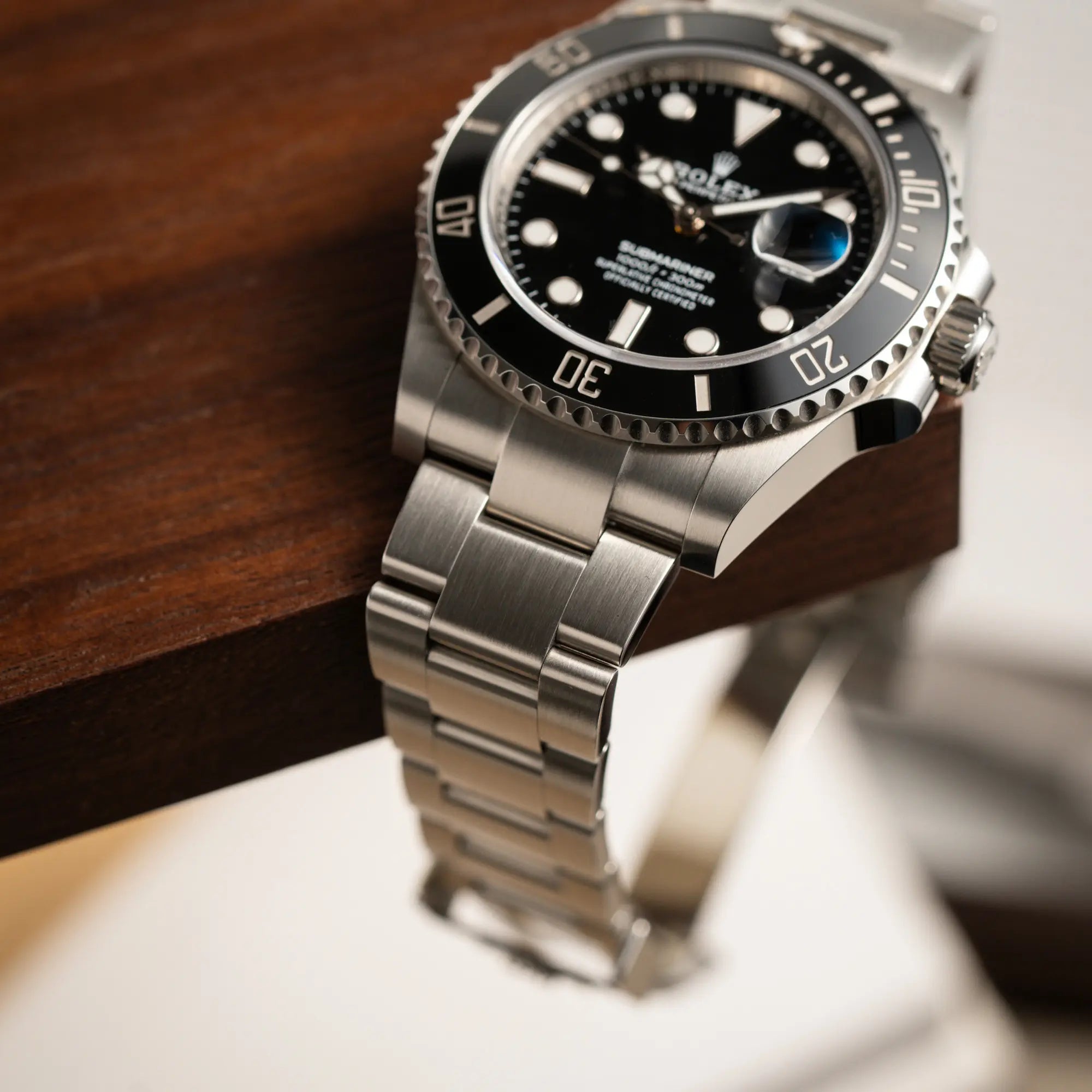 Detailaufnahme der Rolex Submariner Date in schwarz mit Keramik-Lünette  am Oyster-Stahlband aus 2023 mit dem 41mm-Oyster-Gehäuse mit Fokus auf dem Zustand des unteren Bandanstoßes