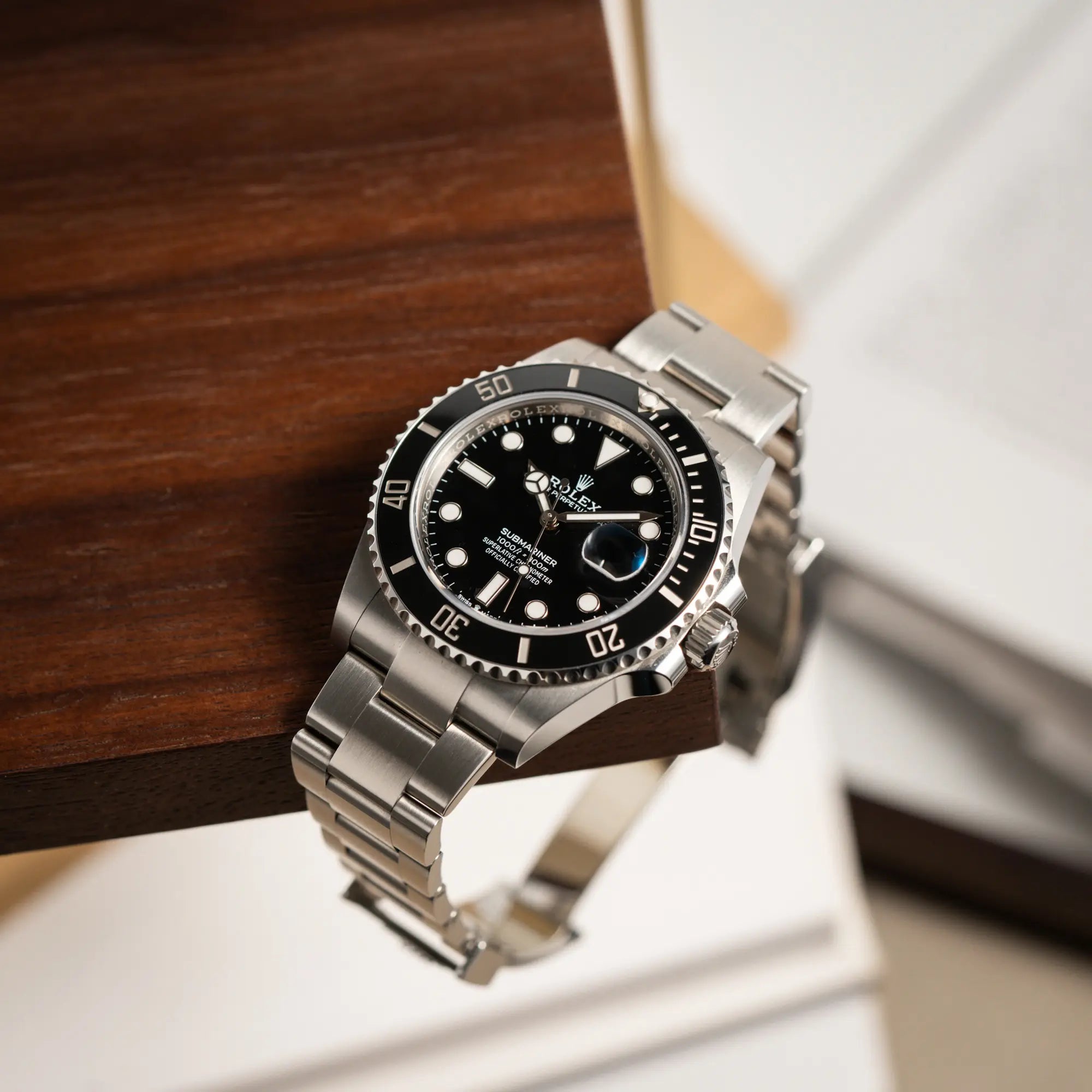 Produktfotografie der Rolex Submariner Date in schwarz mit Keramik-Lünette  am Oyster-Stahlband aus 2023 mit dem 41mm-Oyster-Gehäuse zeigt den Zustand des unteren Bandanstoßes