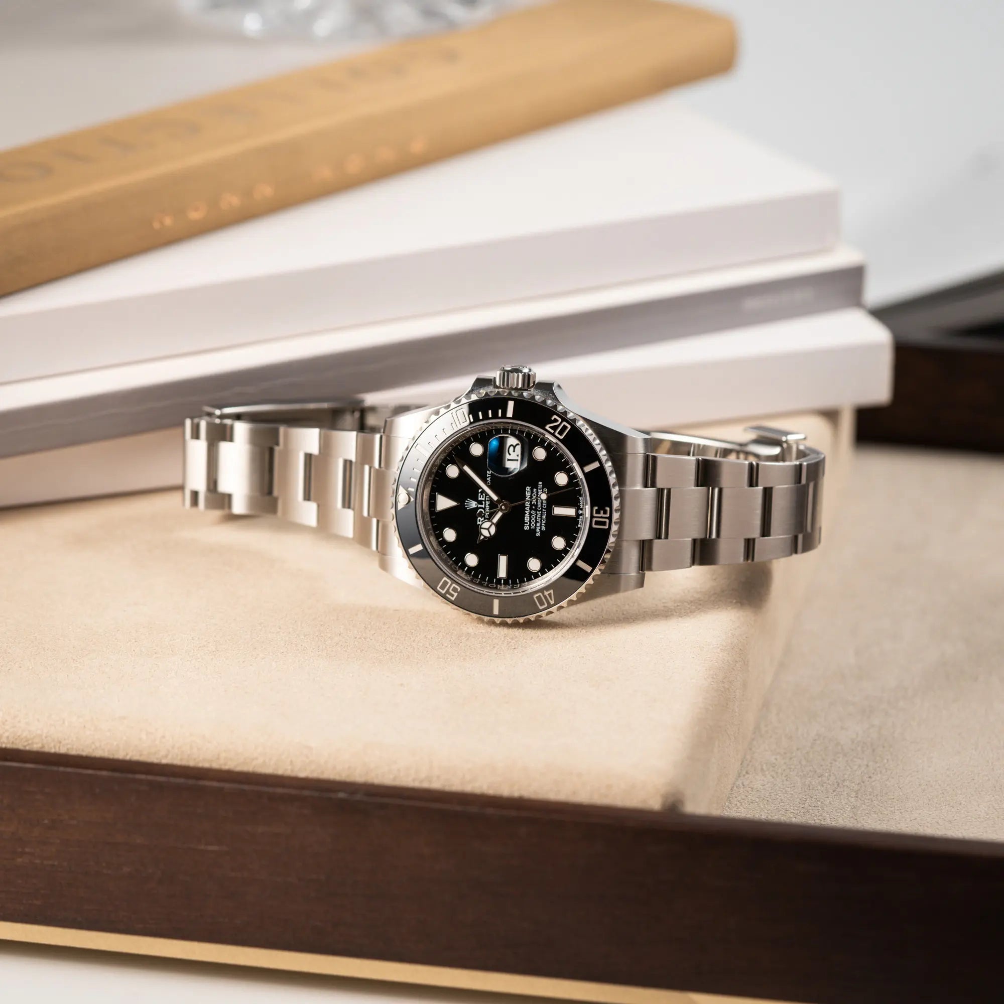 Produktfotografie der Rolex Submariner Date in schwarz mit Keramik-Lünette  am Oyster-Stahlband aus 2023 mit dem 41mm-Oyster-Gehäuse zeigt die Uhr auf einem Juwelierstablet