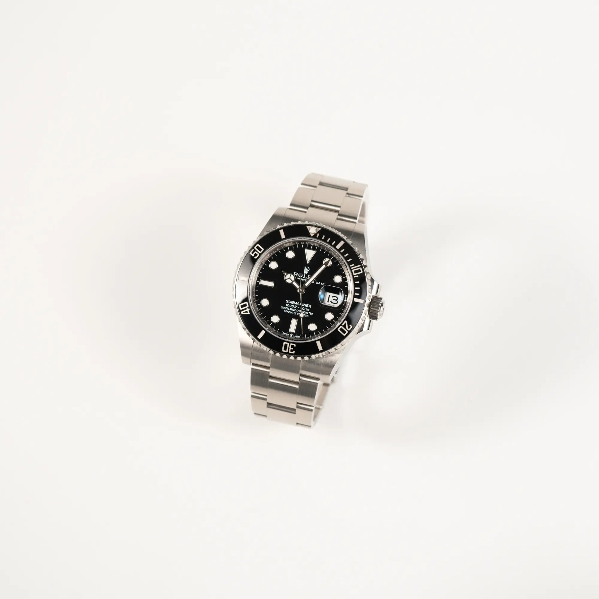Leicht schräge Ansicht der Rolex Submariner Date in schwarz mit Keramik-Lünette  am Oyster-Stahlband aus 2023 mit dem 41mm-Oyster-Gehäuse