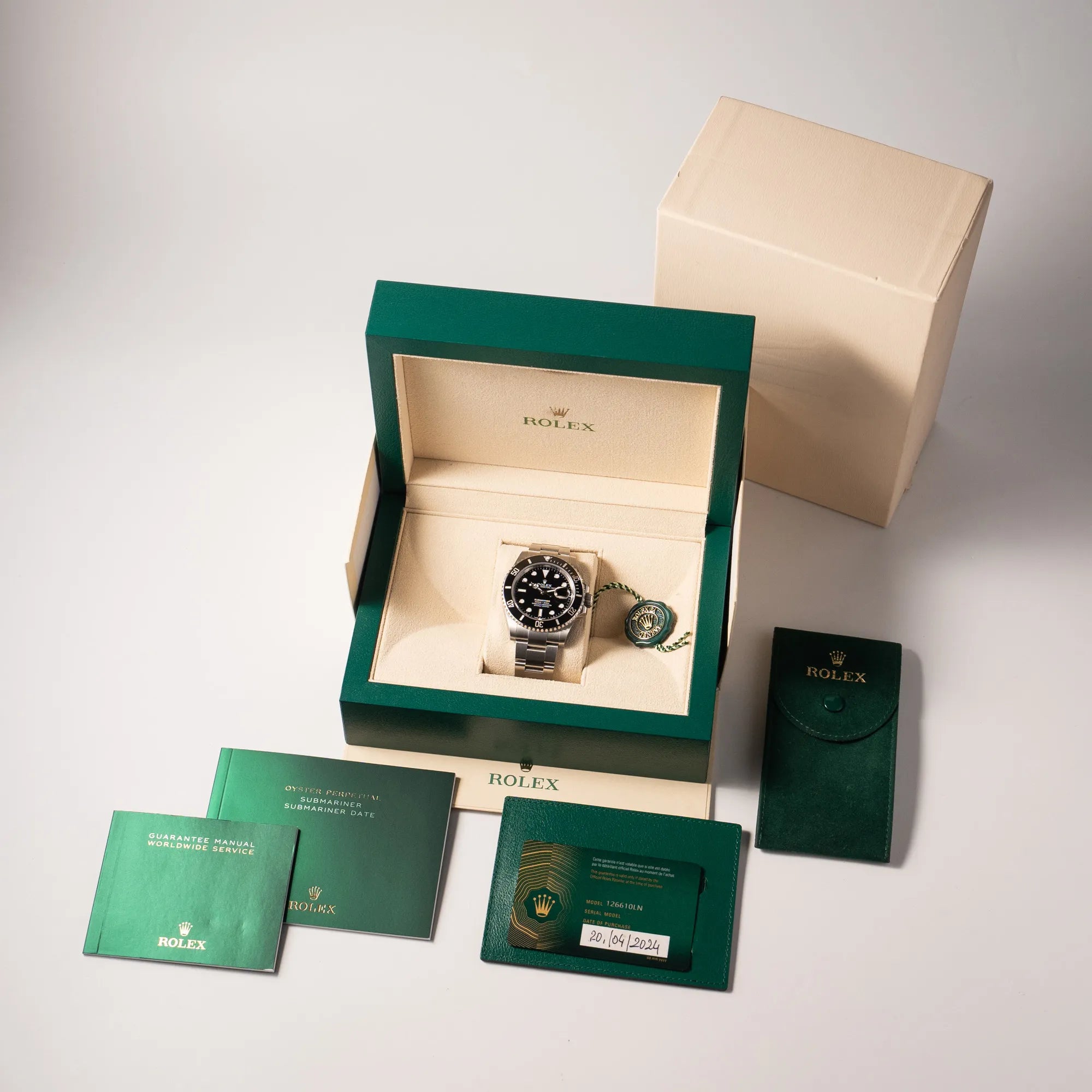 Lieferumfang zu der Rolex Submariner Date 126610LN am Oyster-Stahlband im Neuzustand, betsehend aus Box mit Umkarton, Travel.-Pouch, allen Booklets, Hang-Tag und originaler Garantie-Karte aus 2024