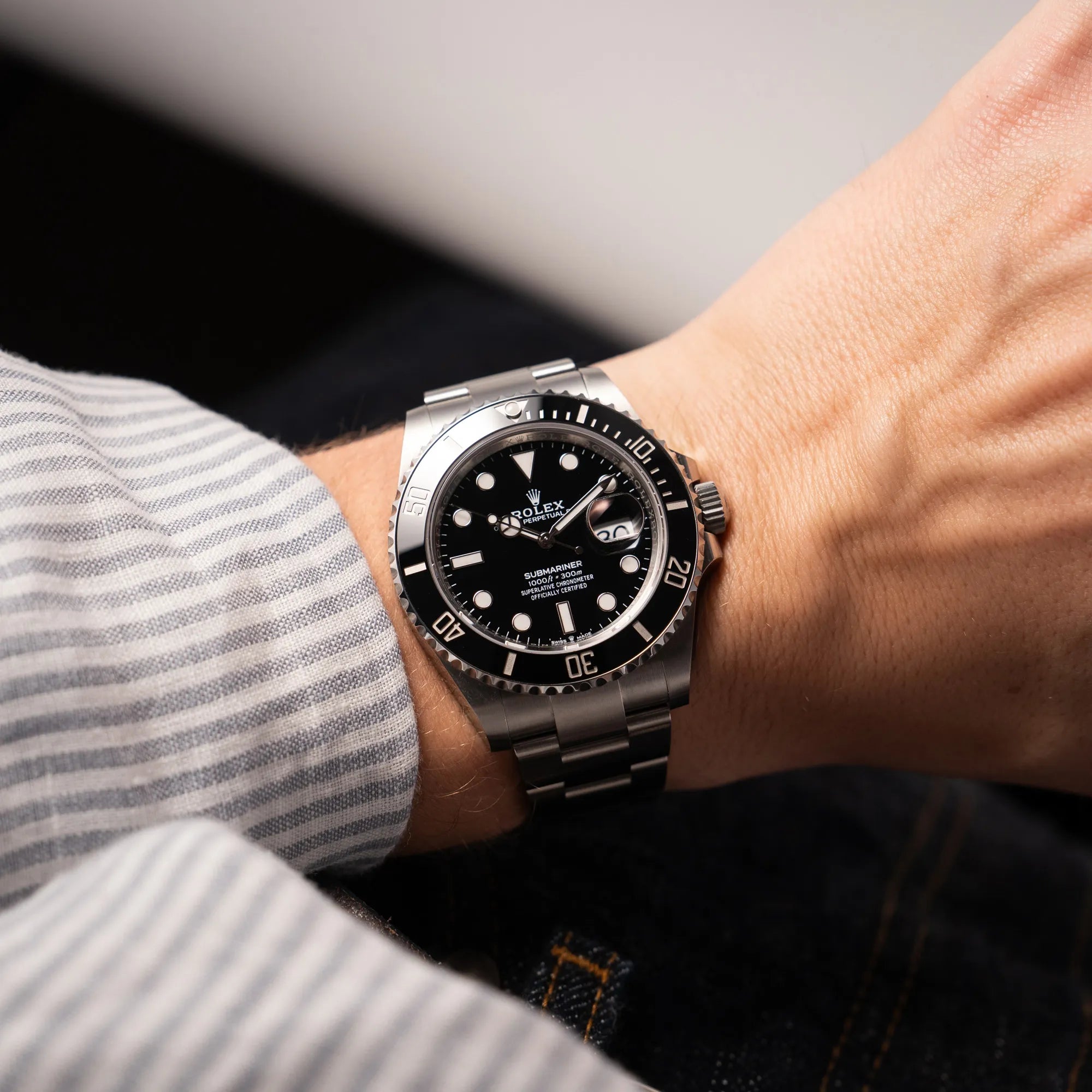Mann trägt die Rolex Submariner Date 126610LN am Oyster-Stahlband im Neuzustand aus 2024 an seinem Handgelenk