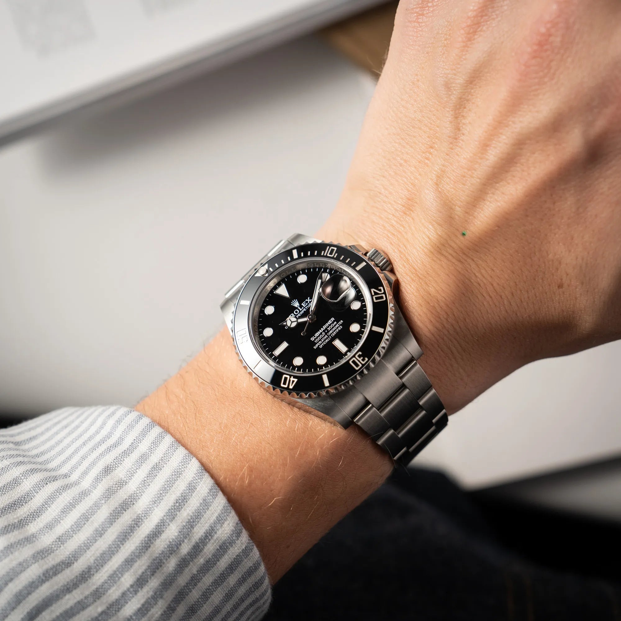 Mann trägt die Rolex Submariner Date 126610LN am Oyster-Stahlband im Neuzustand an seinem Handgelenk