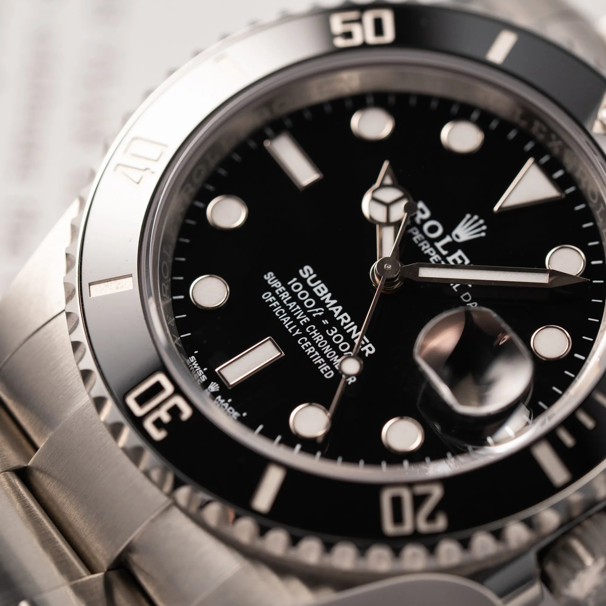 Detailaufnahme der Rolex Submariner Date 126610LN am Oyster-Stahlband im Neuzustand aus 2024
