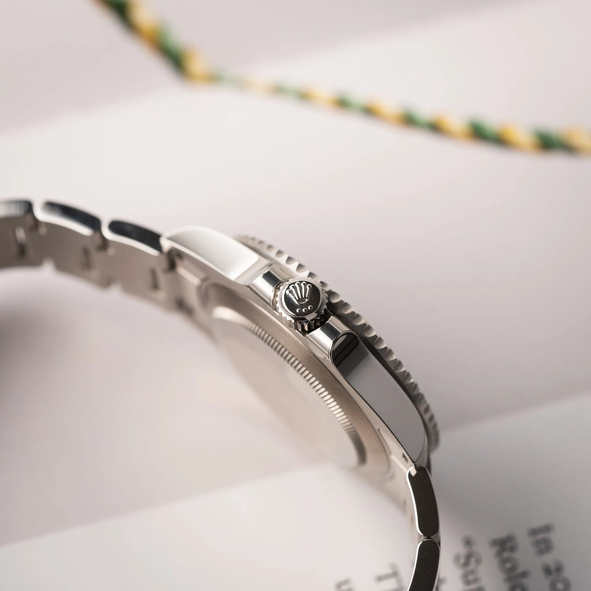 Seitliche Gehäuseflanke mit Blick auf die Aufzugskrone der Rolex Submariner Date 126610LN am Oyster-Stahlband im Neuzustand aus 2024