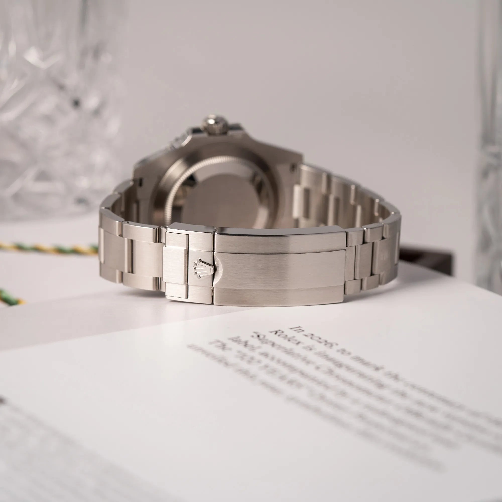 Produktfotografie der Rolex Submariner Date 126610LN am Oyster-Stahlband im Neuzustand aus 2024 zeigt die Oyster-Stahl-Schliesse