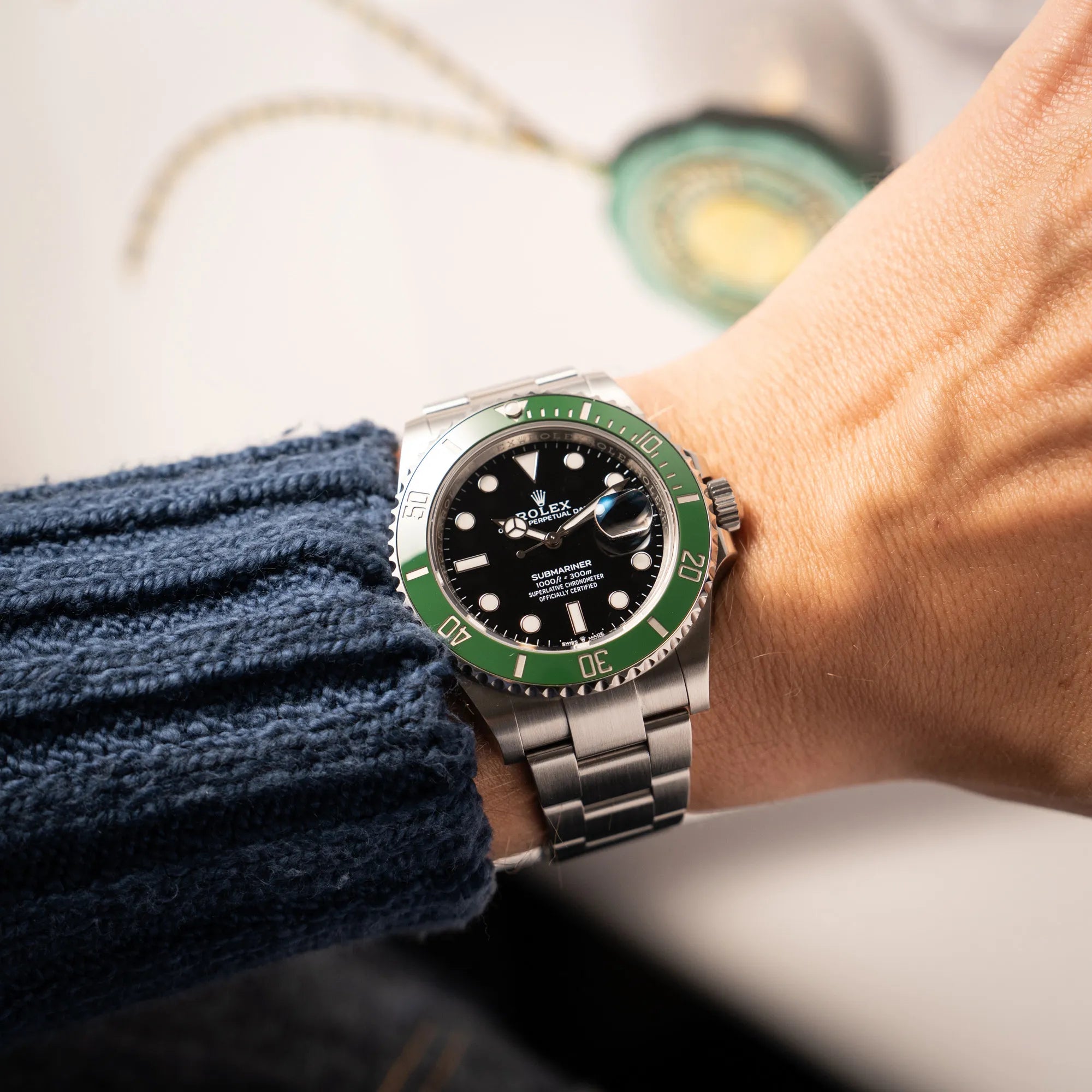 Wristshot an einem Männerhandgelenk mit der Rolex Submariner Date 126610LV, Nickname "Starbucks", mit schwarzem Zifferblatt und grüner Keramik-Lünette in der MK2-Ausführung am Oyster-Stahl-Band