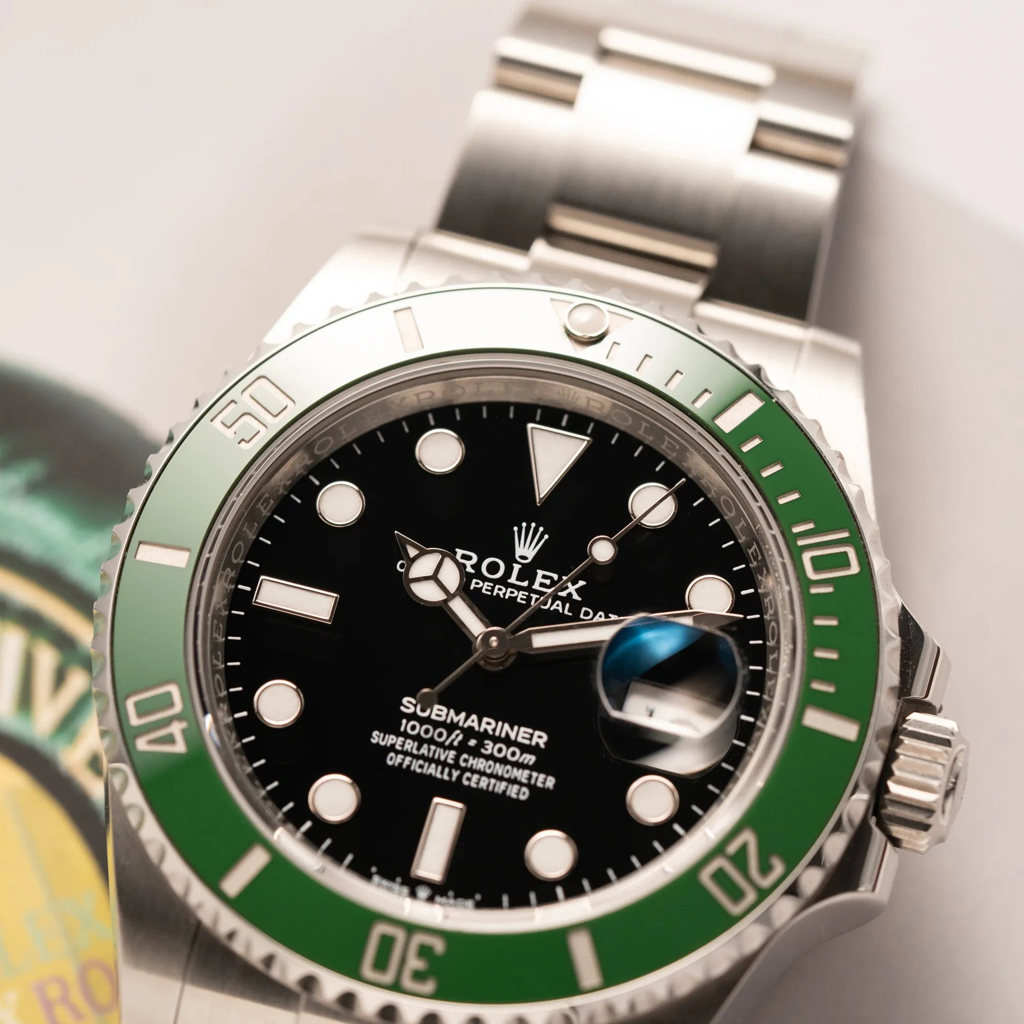 Detailaufnahme der Rolex Submariner Date 126610LV, Nickname "Starbucks", mit schwarzem Zifferblatt und grüner Keramik-Lünette in der MK2-Ausführung am Oyster-Stahl-Band