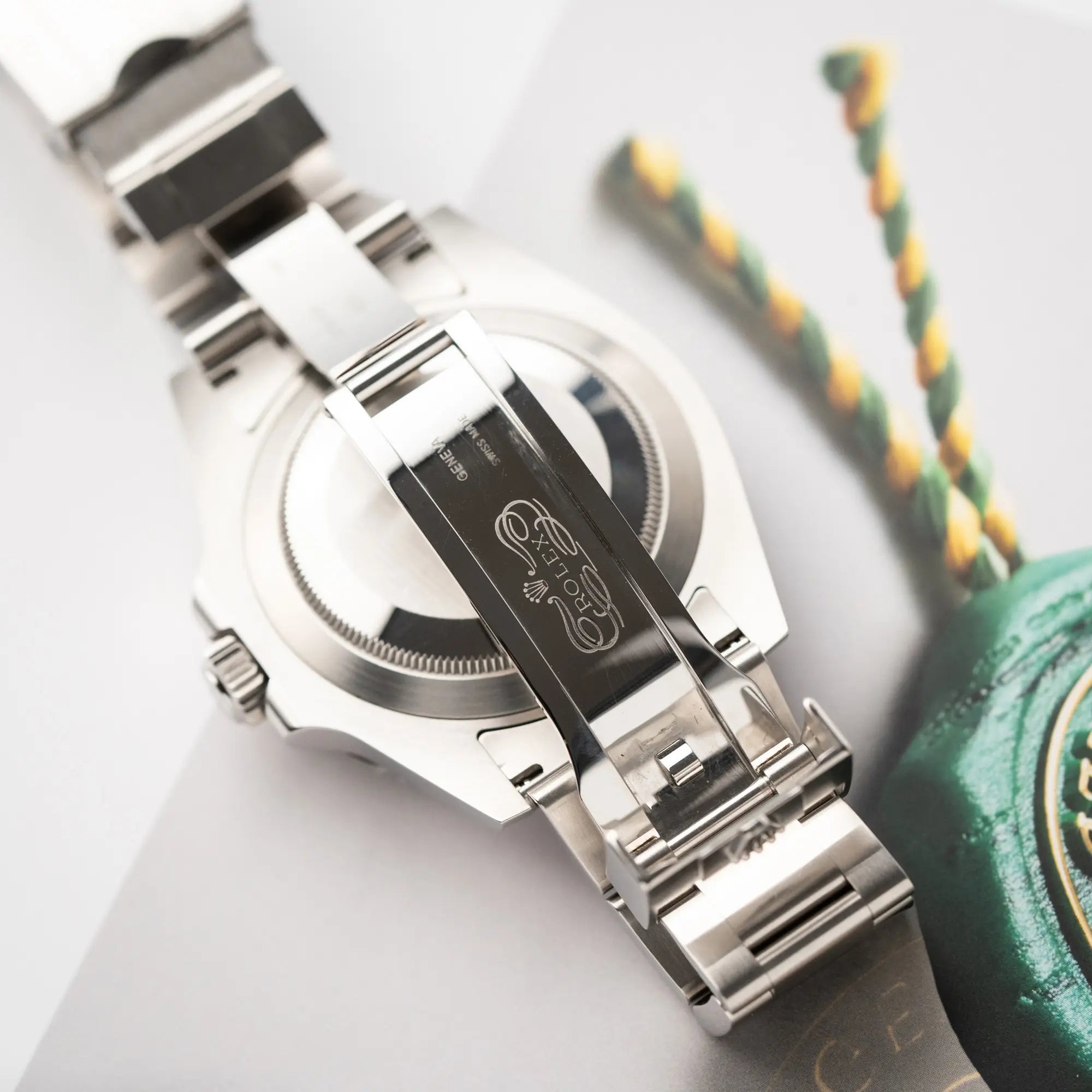 Gehäuseboden und Faltschliesse mit Glide-Lock von der Rolex Submariner Date 126610LV, Nickname "Starbucks", mit schwarzem Zifferblatt und grüner Keramik-Lünette in der MK2-Ausführung am Oyster-Stahl-Band