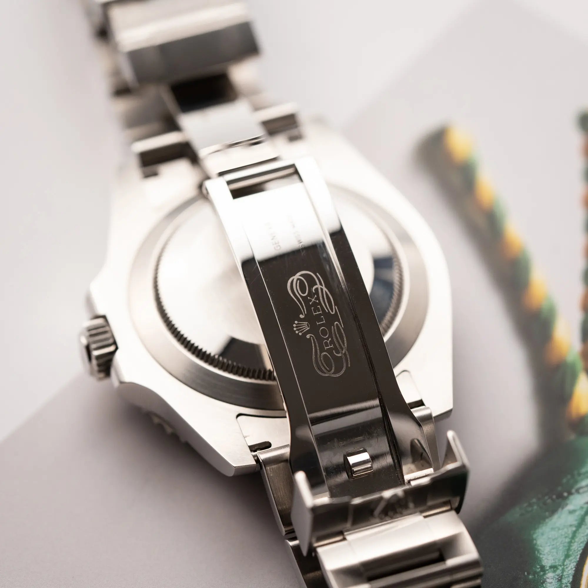 Klassisches Rolex-Logo im Inneren der Oyster-Faltschliesse von der Rolex Submariner Date 126610LV, Nickname "Starbucks", mit schwarzem Zifferblatt und grüner Keramik-Lünette in der MK2-Ausführung am Oyster-Stahl-Band