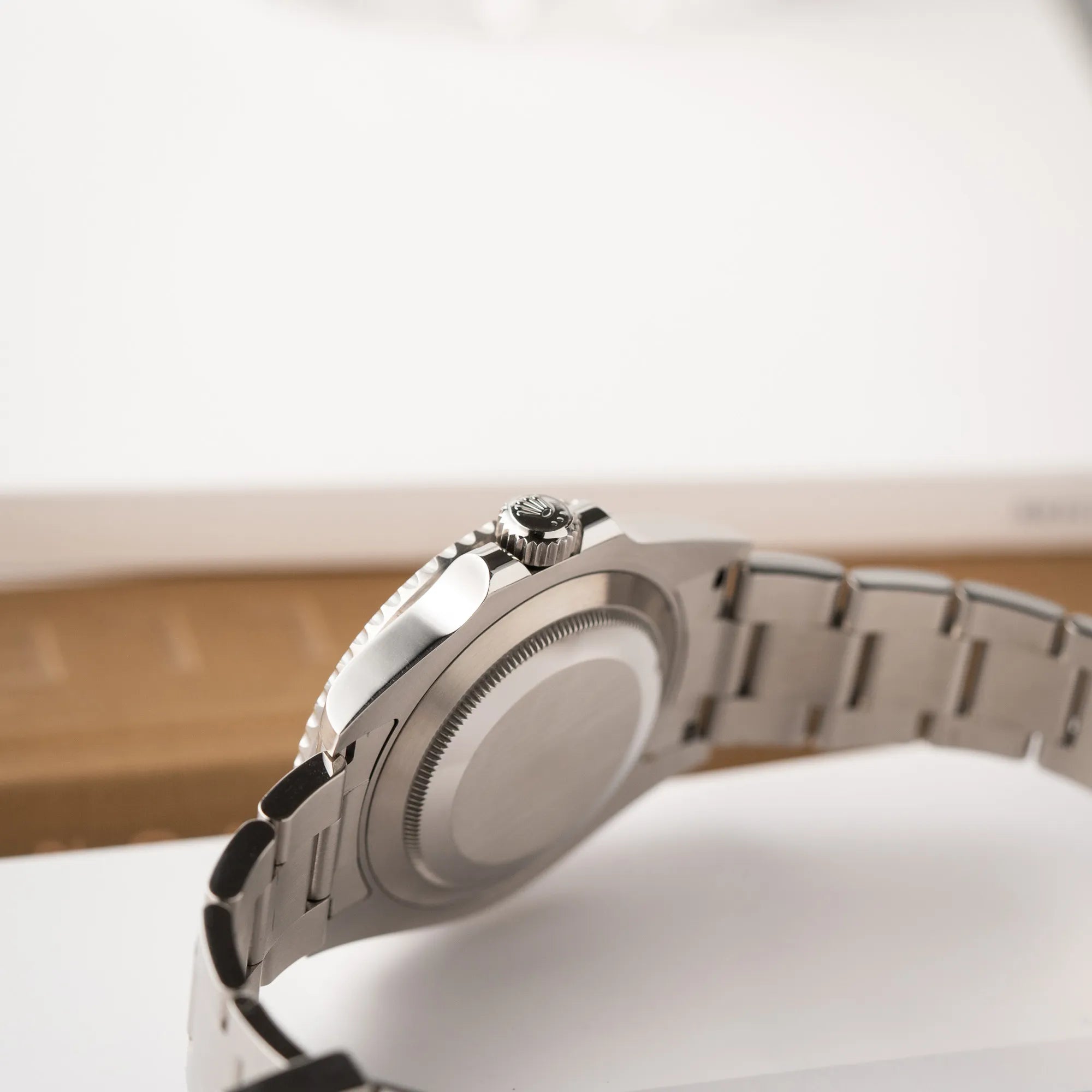 Blick auf die seitliche Gehäuseflanke mit Aufzugskrone von der Rolex Submariner Date 126610LV, Nickname "Starbucks", mit schwarzem Zifferblatt und grüner Keramik-Lünette in der MK2-Ausführung am Oyster-Stahl-Band