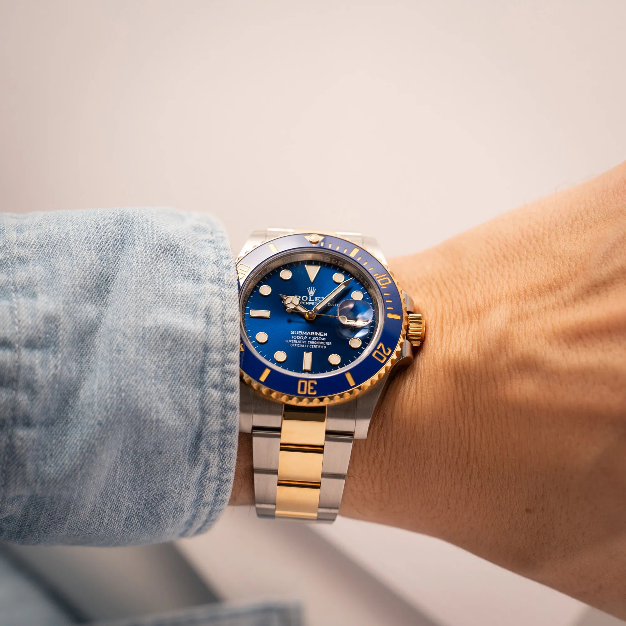 Wristshot mit der Rolex Submariner Date 126613LB Bluesy mit der typischen Kombination aus blauem Zifferblatt und Lünette mit dem Gehäuse und Armband aus Stahl-Gold