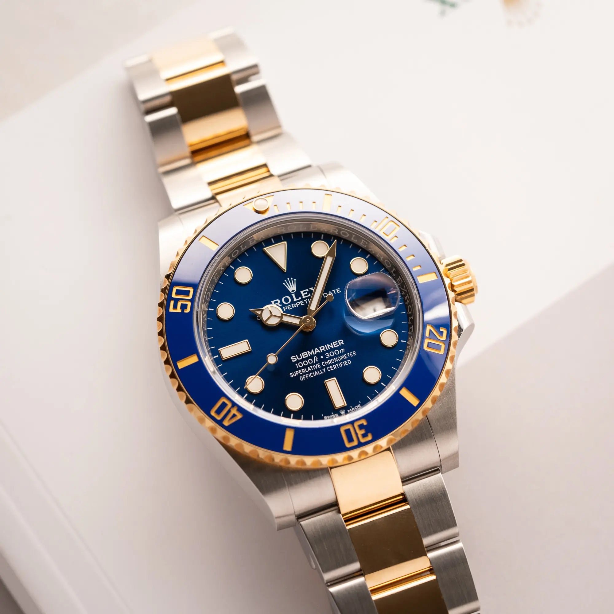 Detailaufnahme der Rolex Submariner Date 126613LB Bluesy mit der typischen Kombination aus blauem Zifferblatt und Lünette mit dem Gehäuse und Armband aus Stahl-Gold