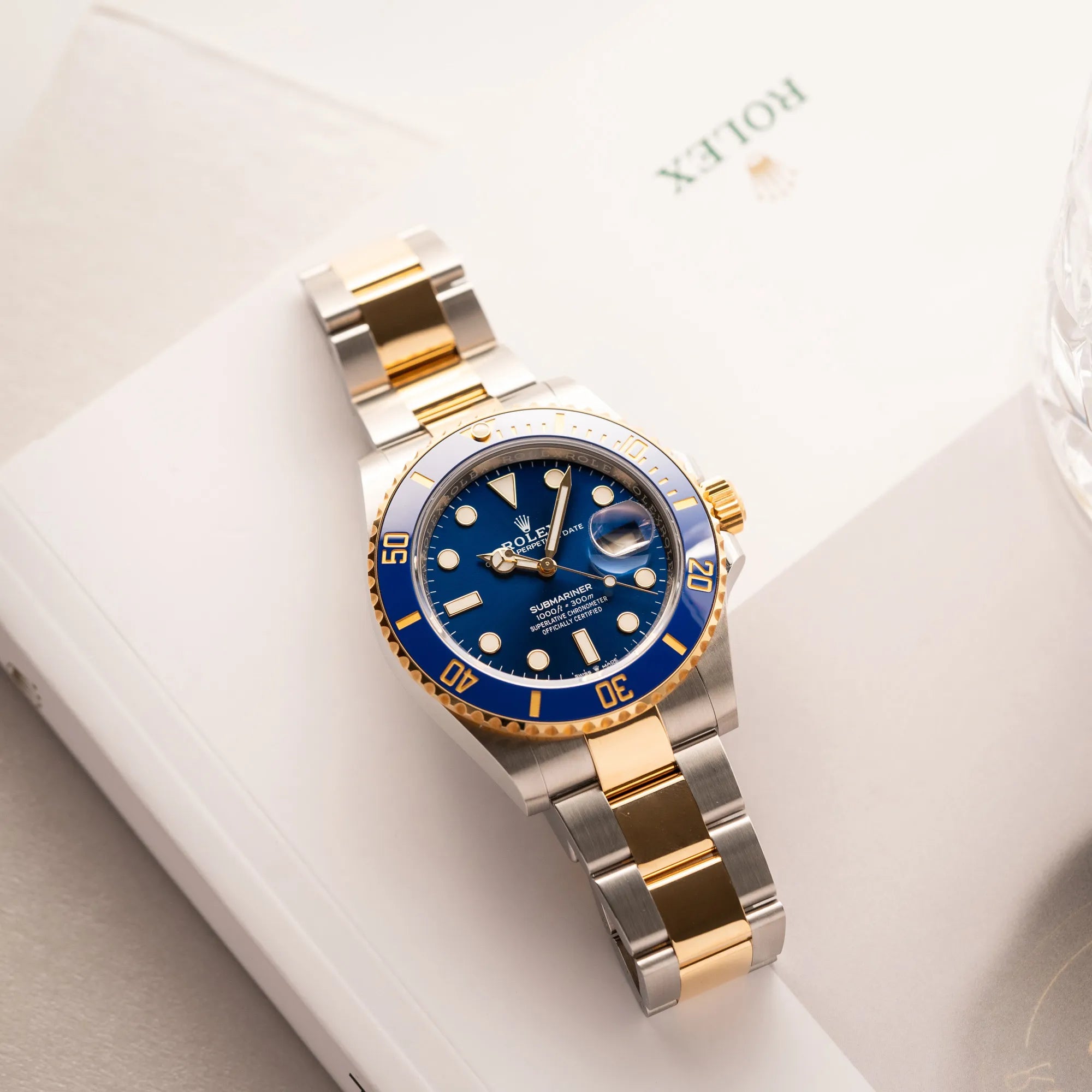 Produktfotografie der Rolex Submariner Date 126613LB Bluesy mit der typischen Kombination aus blauem Zifferblatt und Lünette mit dem Gehäuse und Armband aus Stahl-Gold