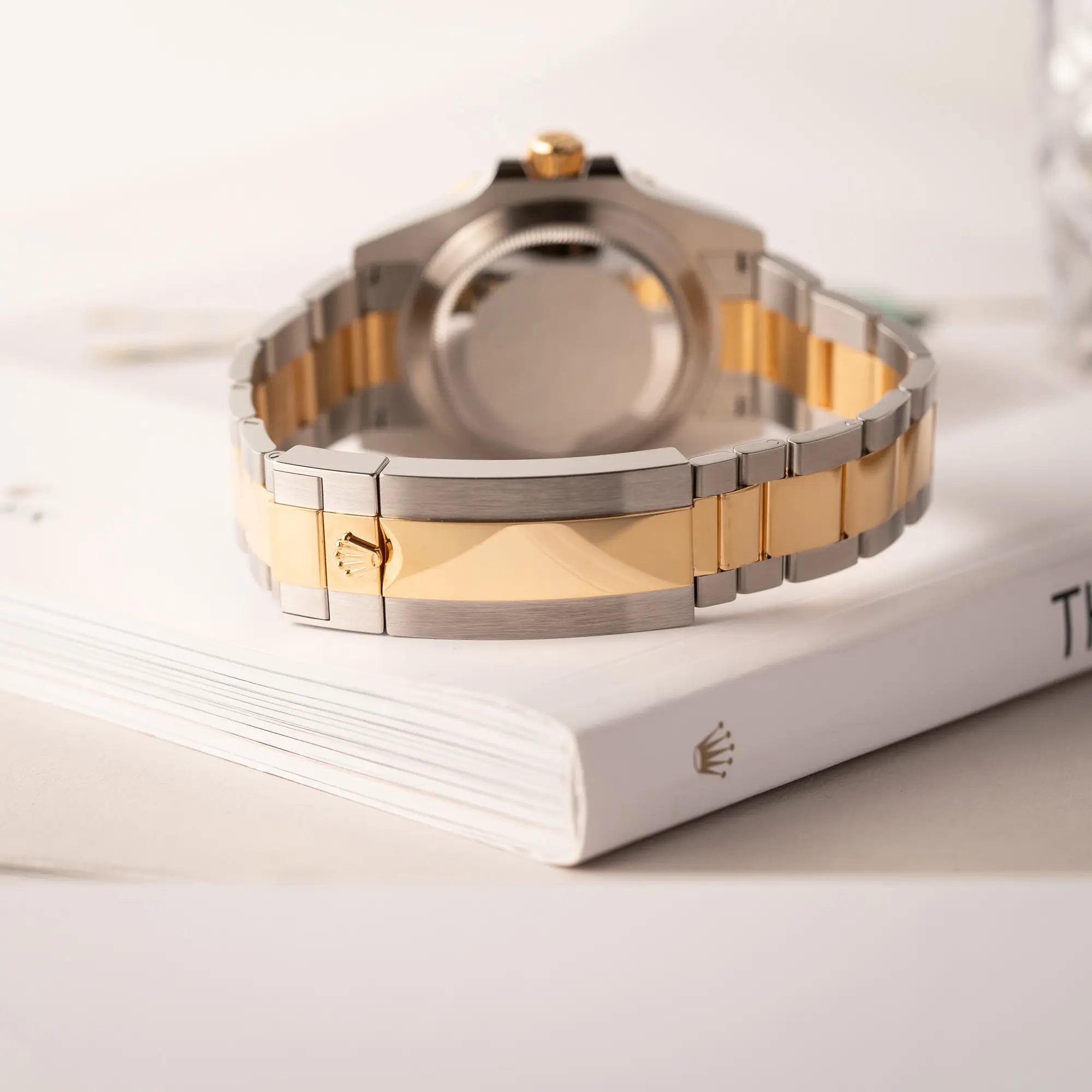 Produktfotografie zeigt die geschlossene Oyster-Stahl Schliesse der Rolex Submariner Date 126613LB Bluesy mit der typischen Kombination aus blauem Zifferblatt und Lünette mit dem Gehäuse und Armband aus Stahl-Gold