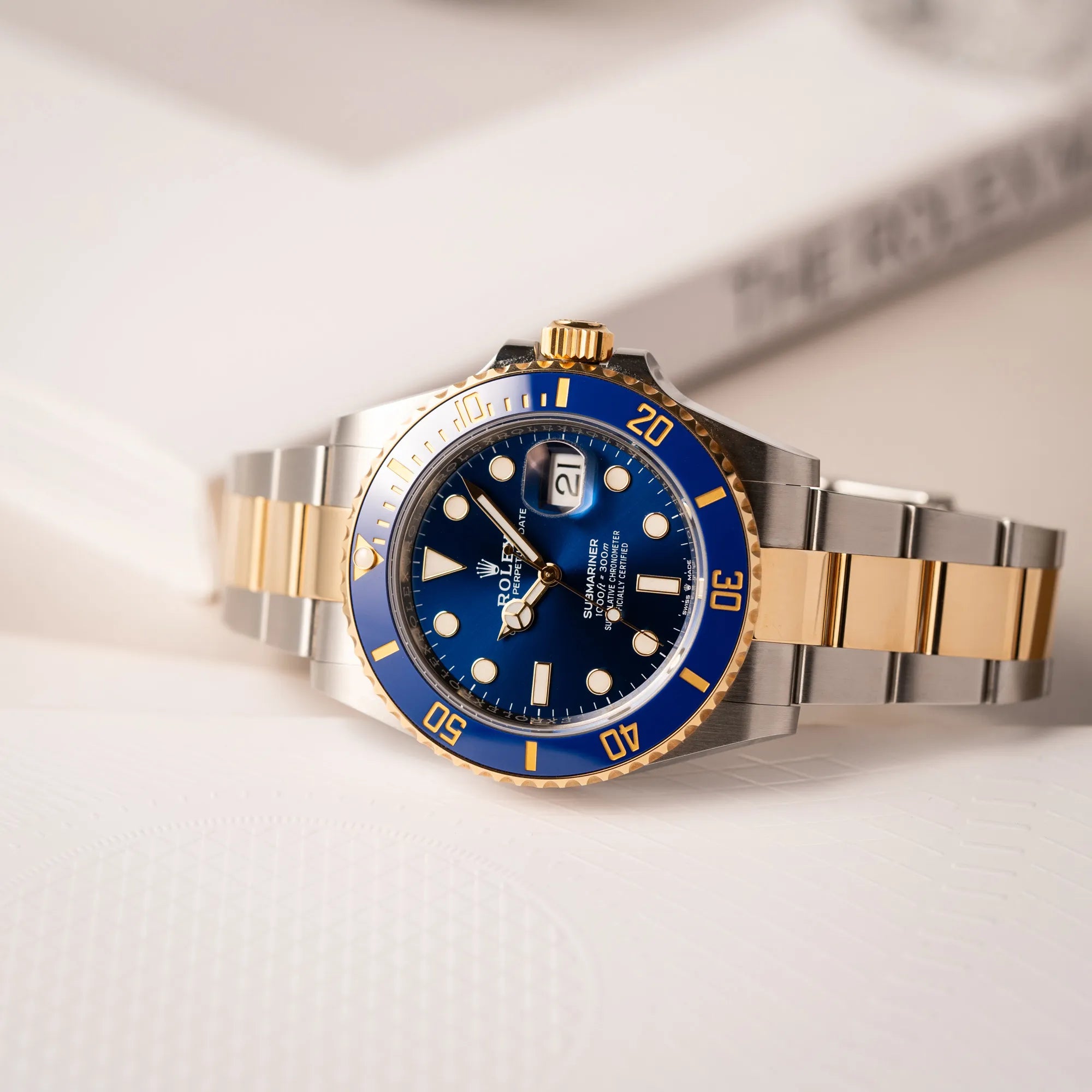 Produktfotografie der Rolex Submariner Date 126613LB Bluesy mit der typischen Kombination aus blauem Zifferblatt und Lünette mit dem Gehäuse und Armband aus Stahl-Gold