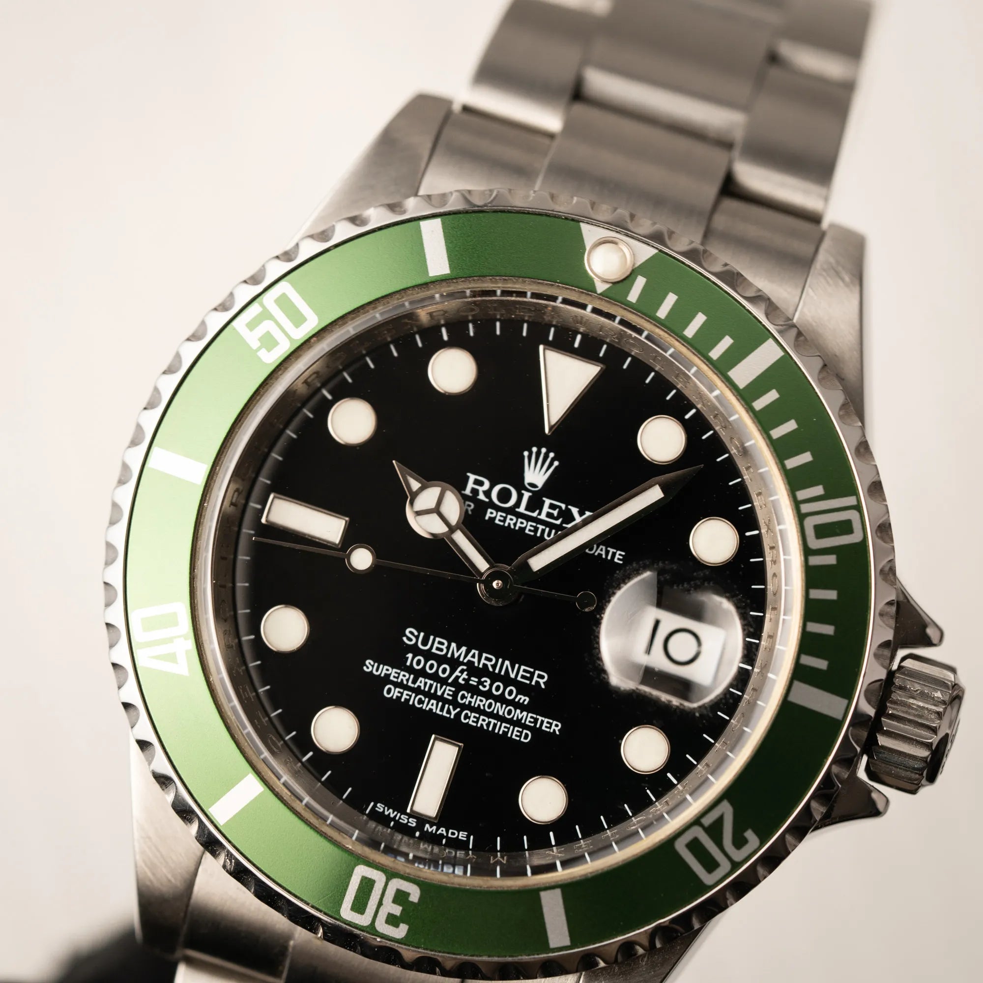 Uhrenkopf der Rolex Submariner Date 16610LV mit der grünen Aluminium-Lünetten-Einlage