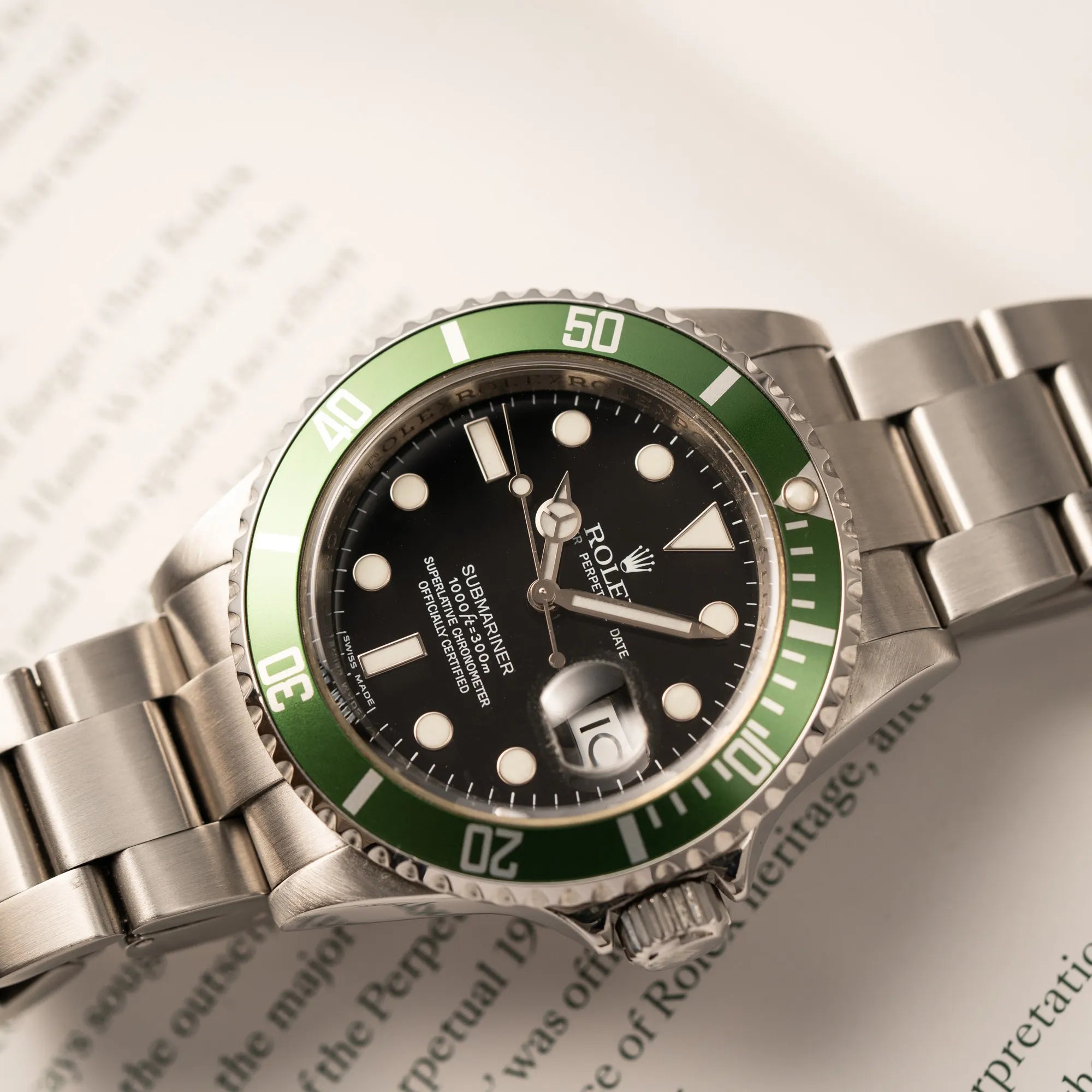Detailaufnahme der Rolex Submariner Date 16610LV mit der grünen Aluminium-Lünetten-Einlage