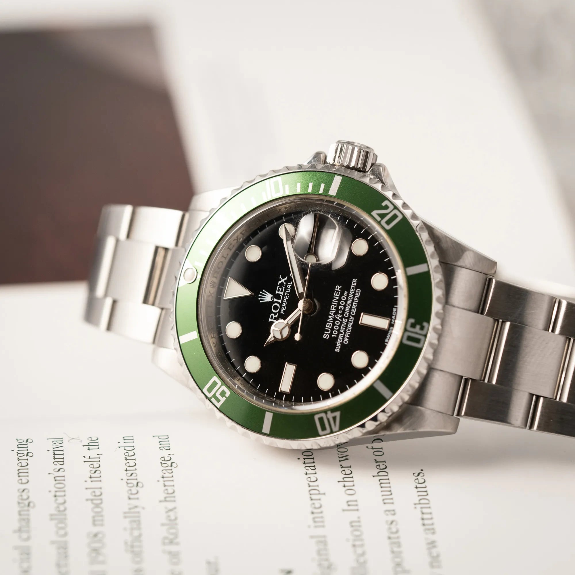 Nahe Produktfotografie der Rolex Submariner Date 16610LV mit der grünen Aluminium-Lünetten-Einlage