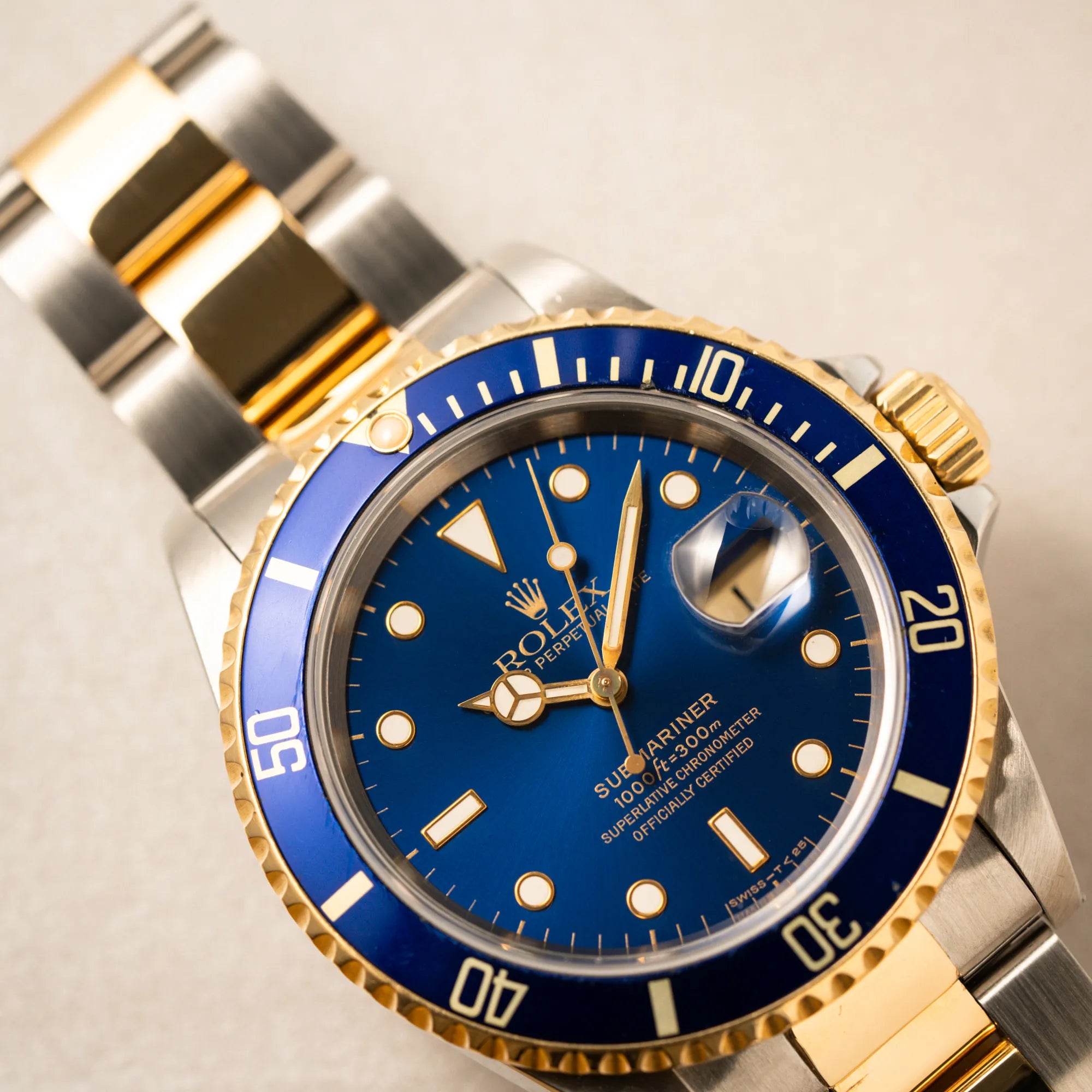 Detailaufnahme des Uhrenkopfes der bicolor Rolex Submariner Date der Referenz 16613 mit dem Spitznamen "Bluesy" in Stahl-Gold mit blauem Zifferblatt