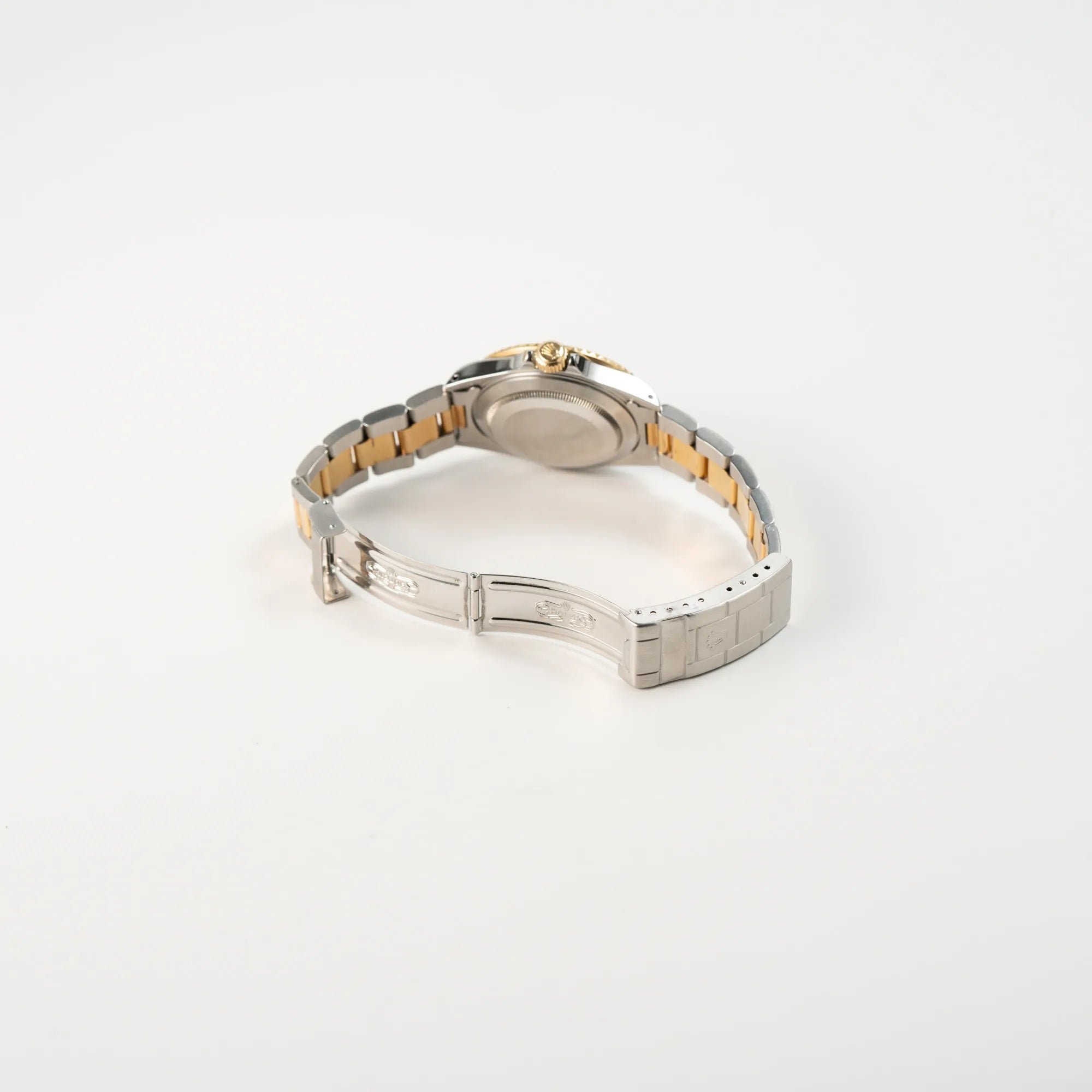 Geöffnete Oyster-Faltschliesse aus Stahl von der bicolor Rolex Submariner Date der Referenz 16613 mit dem Spitznamen "Bluesy" in Stahl-Gold mit blauem Zifferblatt