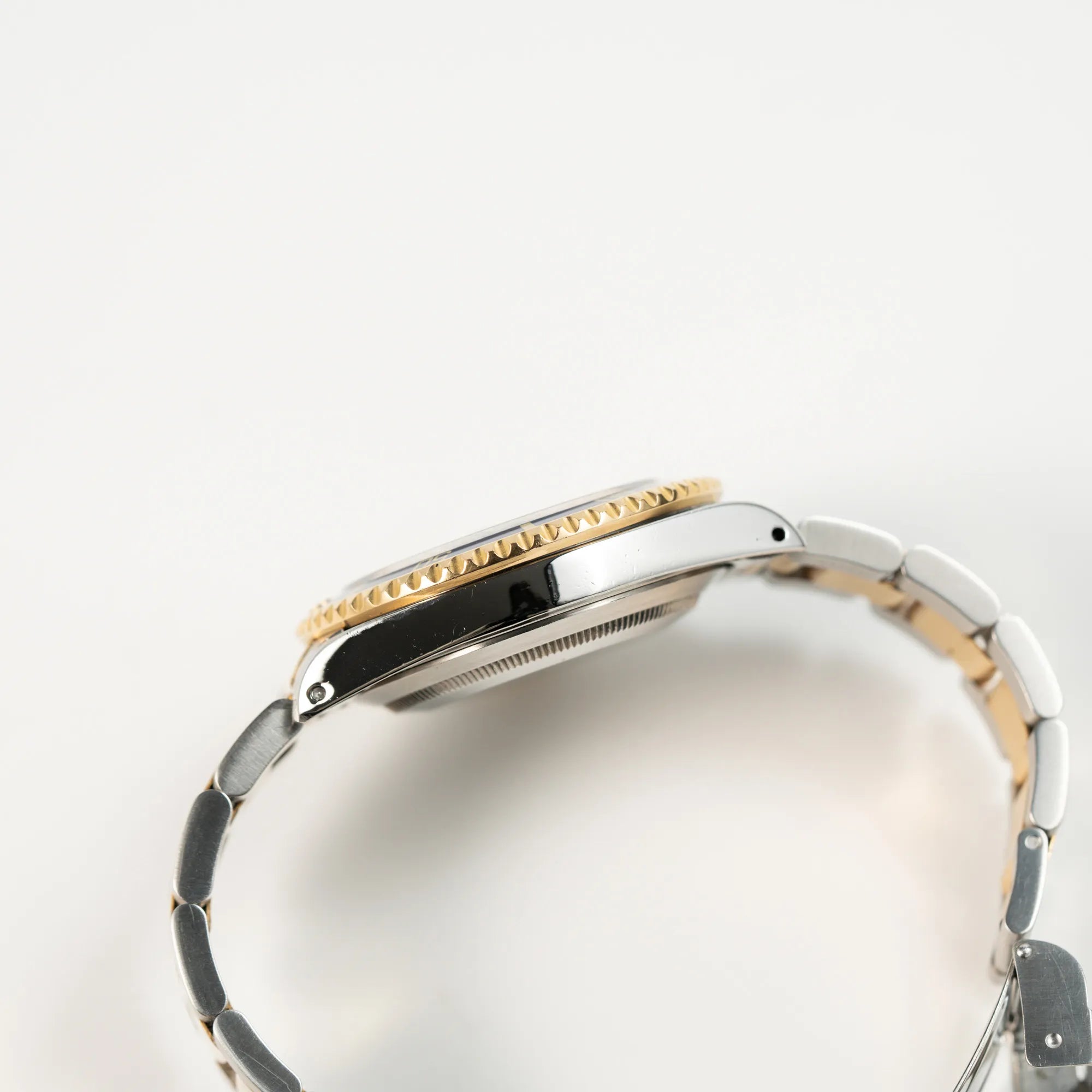 Seitliche Gehäuseflanke der bicolor Rolex Submariner Date der Referenz 16613 mit dem Spitznamen "Bluesy" in Stahl-Gold mit blauem Zifferblatt