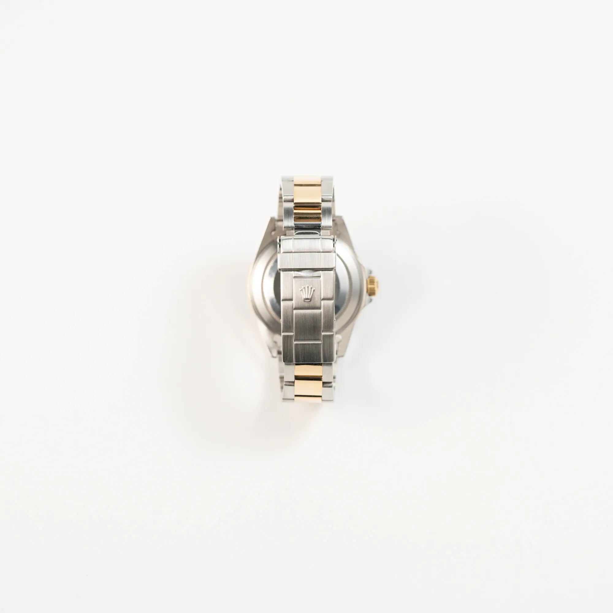 Blick auf die Oyster Faltschliesse der bicolor Rolex Submariner Date der Referenz 16613 mit dem Spitznamen "Bluesy" in Stahl-Gold mit blauem Zifferblatt