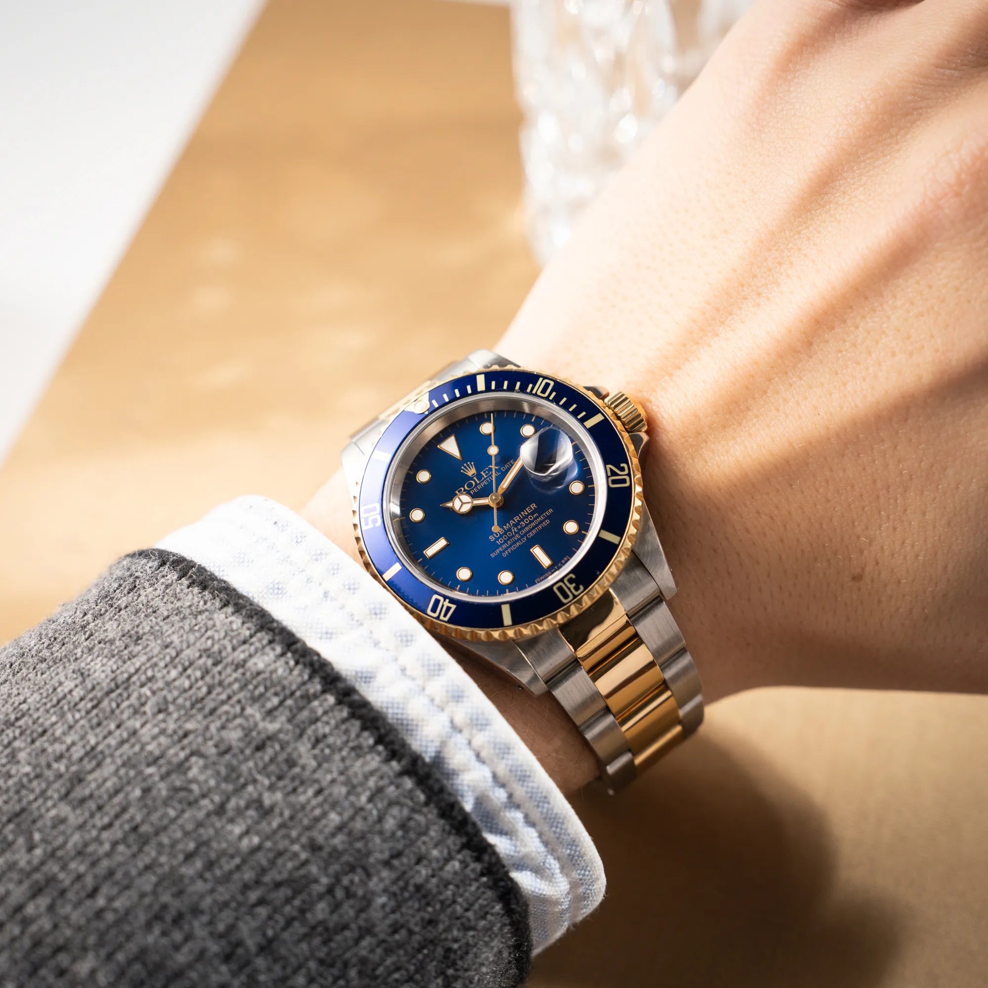 Wristshot mit der bicolor Rolex Submariner Date der Referenz 16613 mit dem Spitznamen "Bluesy" in Stahl-Gold mit blauem Zifferblatt