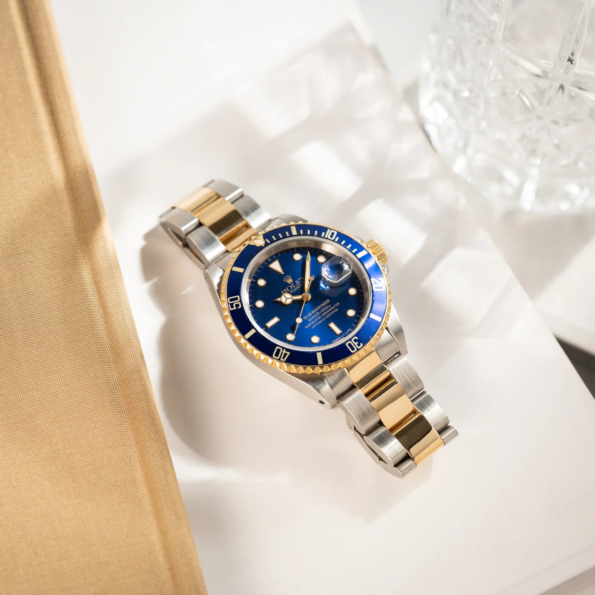 Produktfotografie der bicolor Rolex Submariner Date der Referenz 16613 mit dem Spitznamen "Bluesy" in Stahl-Gold mit blauem Zifferblatt