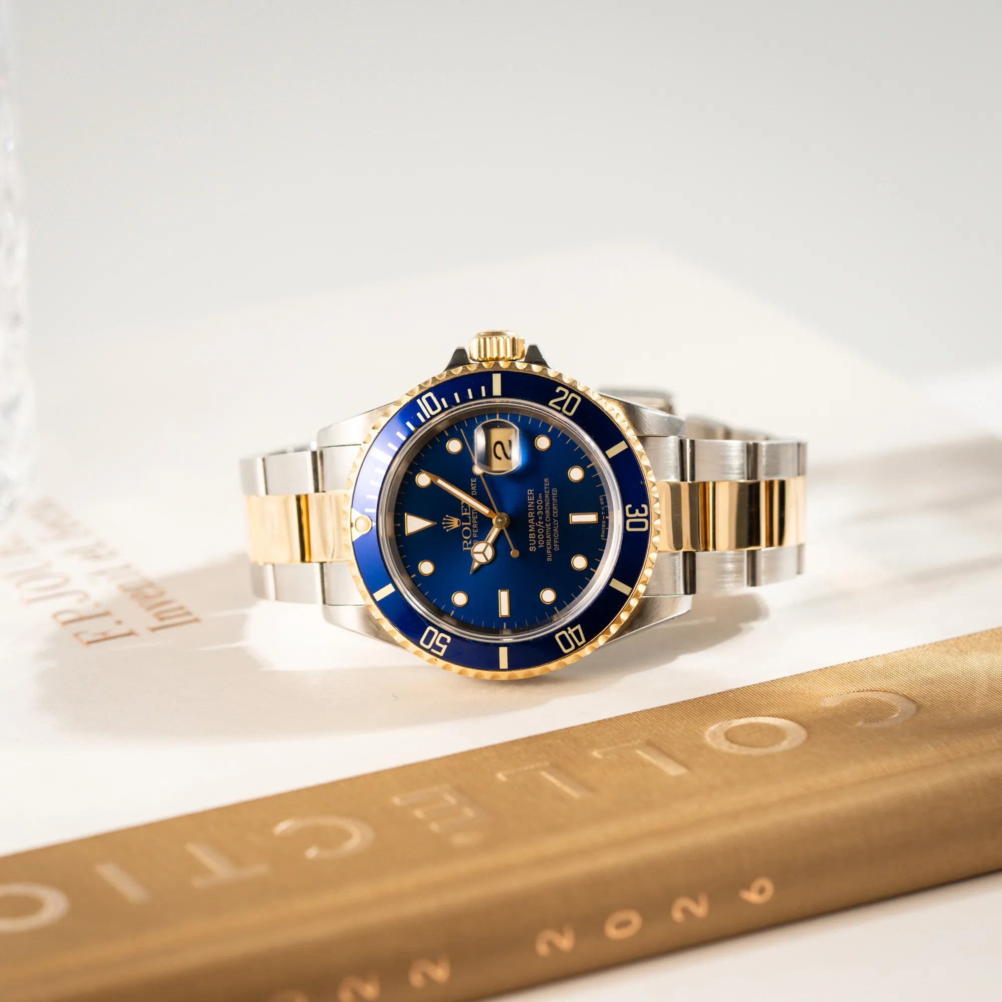 Produktfotografie der bicolor Rolex Submariner Date der Referenz 16613 mit dem Spitznamen "Bluesy" in Stahl-Gold mit blauem Zifferblatt