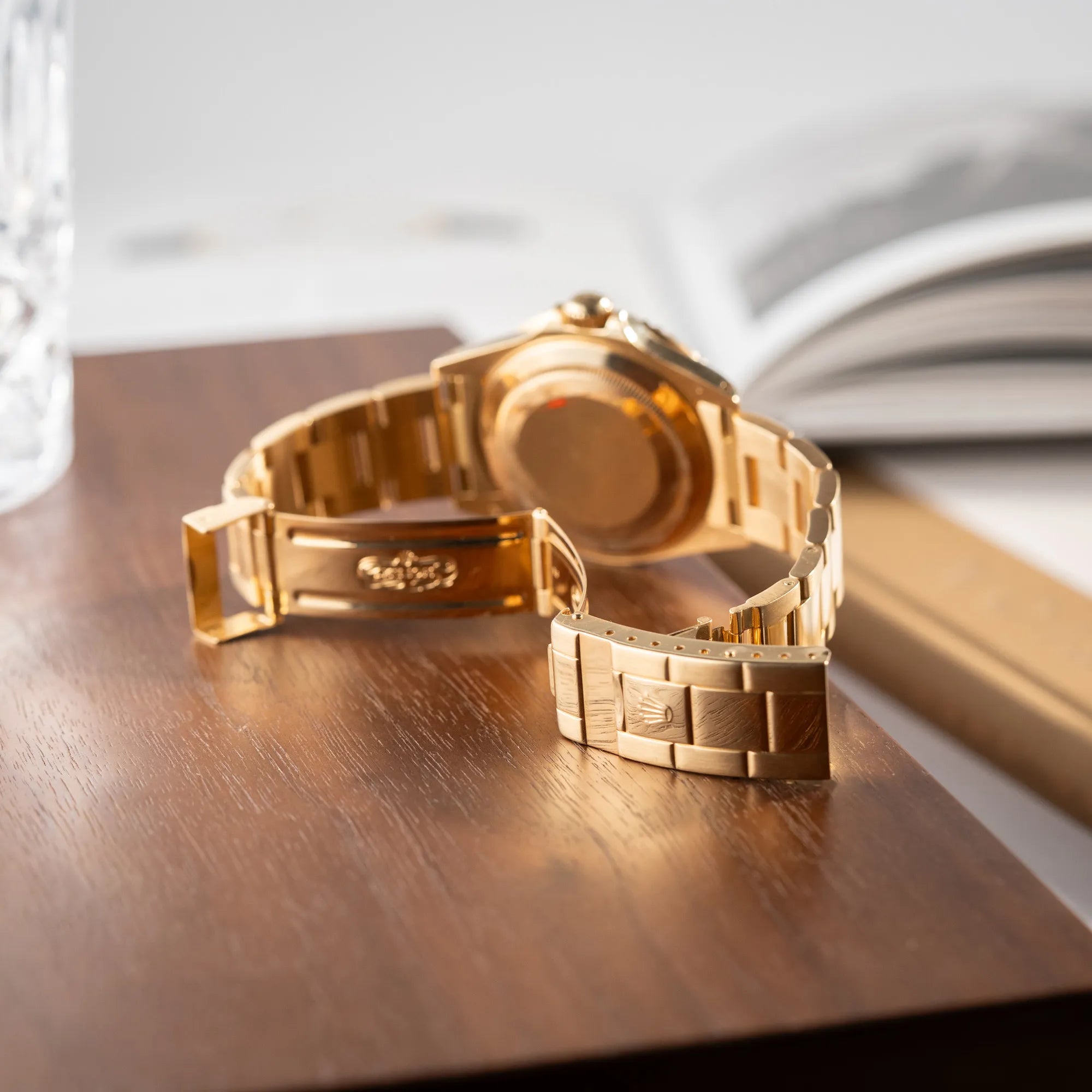 Geöffnete Faltschliesse der Rolex Submariner Date 16618 aus 18Karat Gelbgold mit blauer Lünetten-Einlage und einem sich von BLAU zu LILA verfärbtem Purple-Zifferblatt