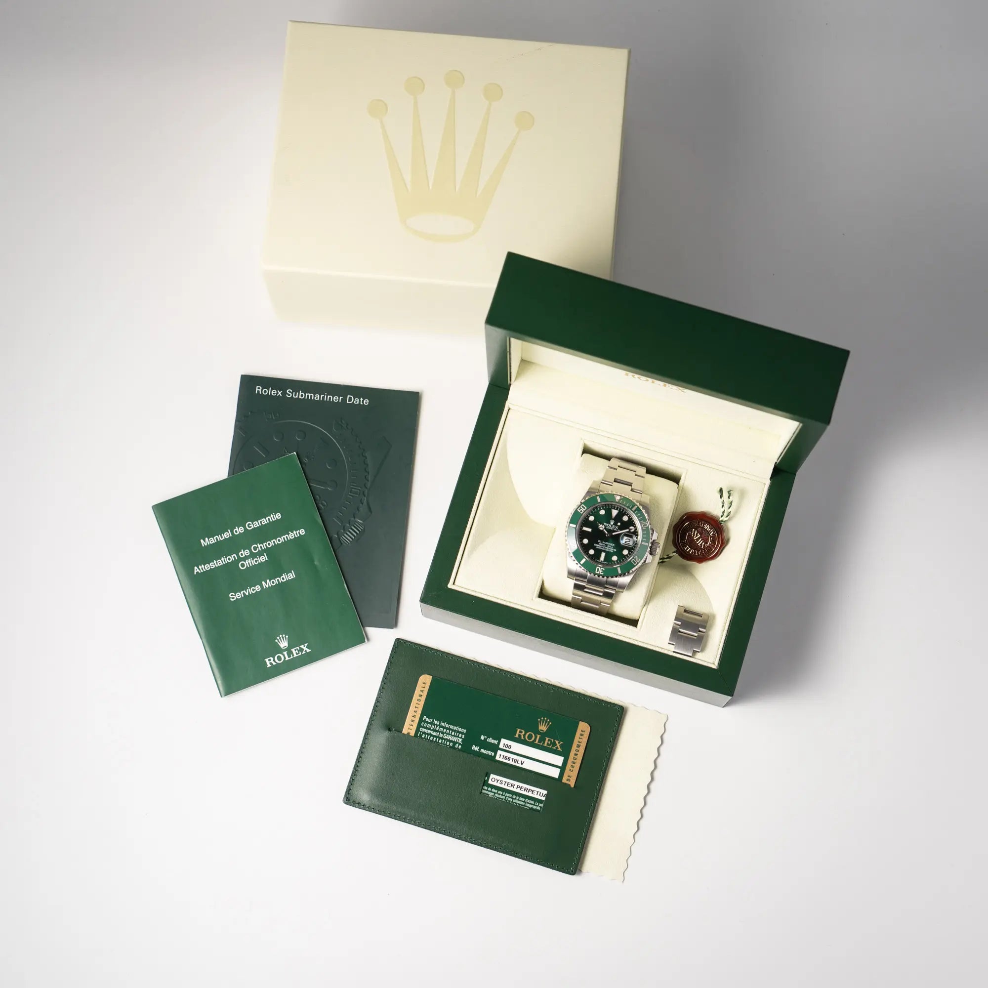 Lieferumfang zugehörig zu der Rolex Submariner Date 116610LV mit dem Nickname "Hulk" mit grünem Zifferblatt und grüner Lünette in einem sehr guten Zustand aus 2010, betsehend aus Box mit Umkarton, Garantiekarte, Booklets, Poliertuch und Hangtag