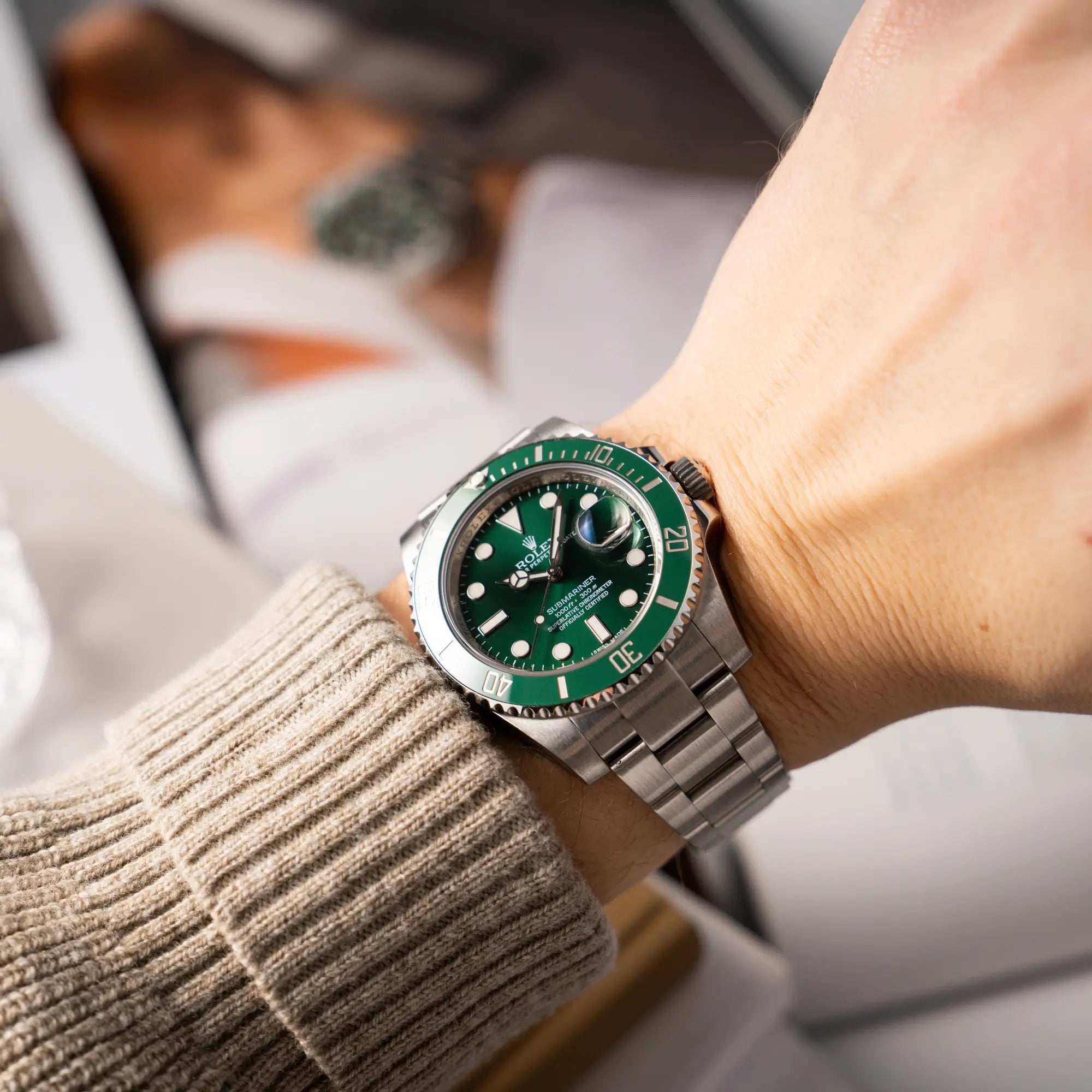 Wristshot mit der Rolex Submariner Date 116610LV mit dem Nickname "Hulk" mit grünem Zifferblatt und grüner Lünette in einem sehr guten Zustand