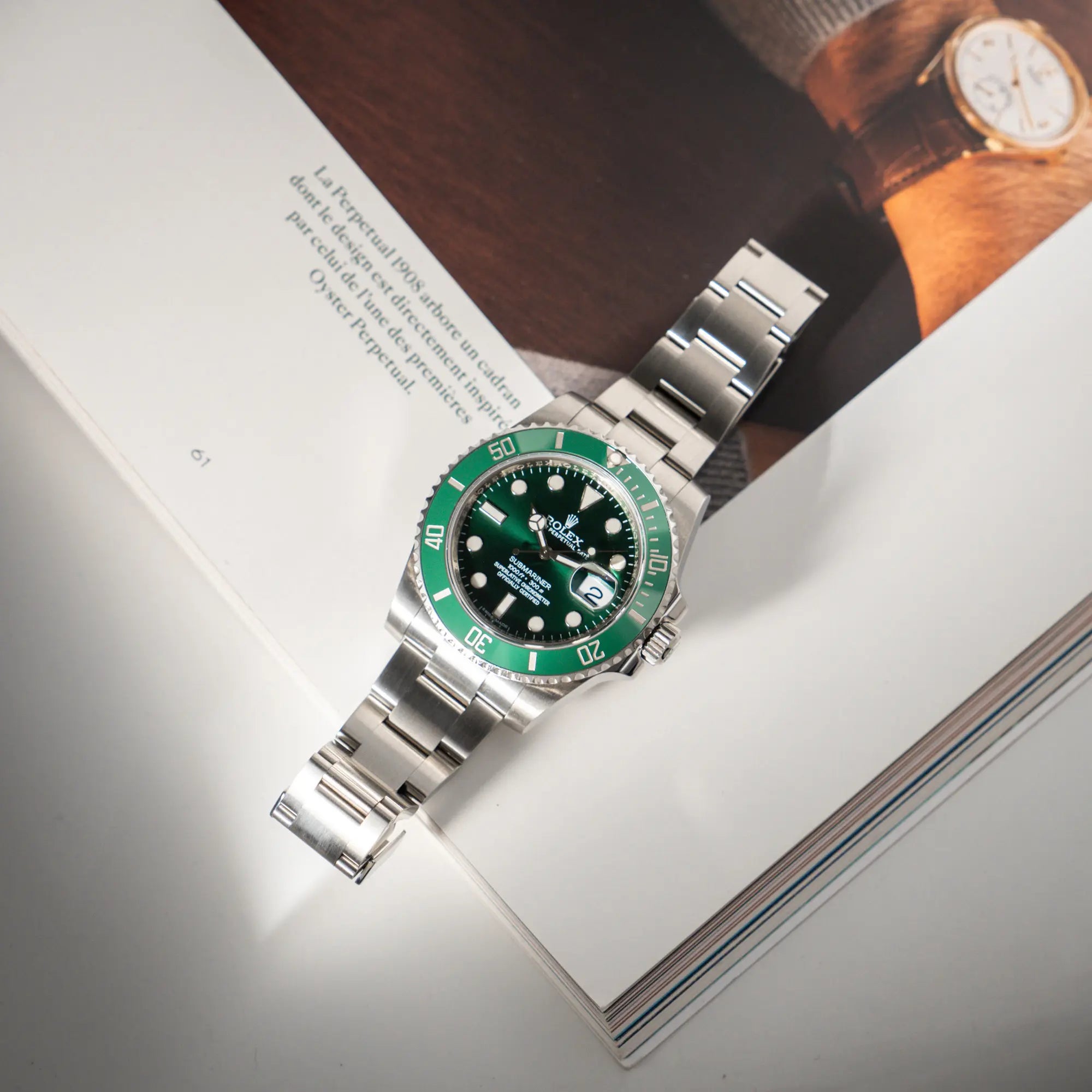 Produktfotografie als Titelbild für die Rolex Submariner Date 116610LV mit dem Nickname "Hulk" mit grünem Zifferblatt und grüner Lünette in einem sehr guten Zustand