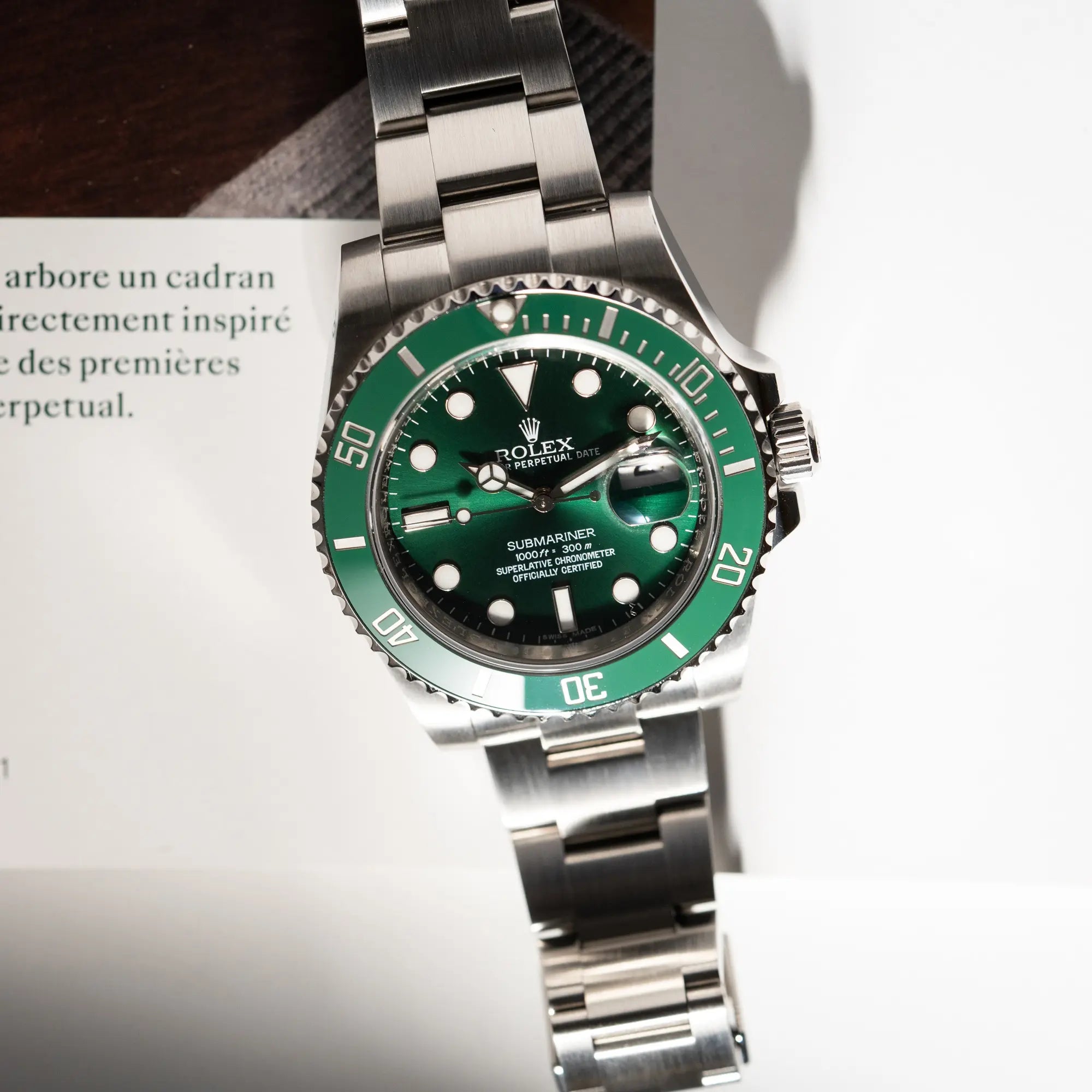Produktfoto der Rolex Submariner Date 116610LV mit dem Nickname "Hulk" mit grünem Zifferblatt und grüner Lünette in einem sehr guten Zustand