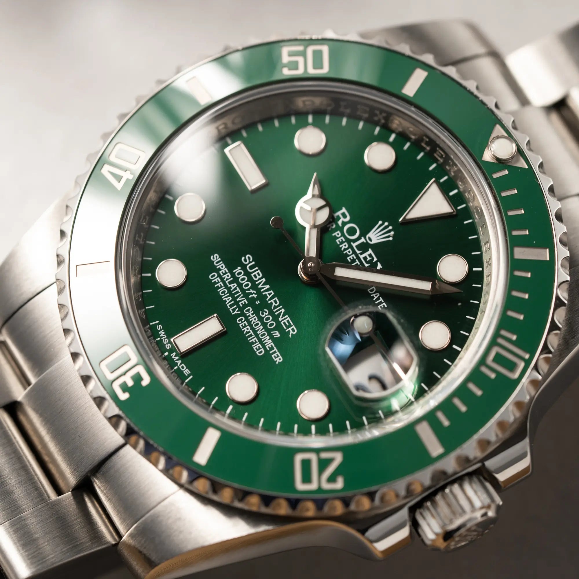 Nahaufnahme der Rolex Submariner Date 116610LV mit dem Nickname "Hulk" mit grünem Zifferblatt und grüner Lünette in einem sehr guten Zustand