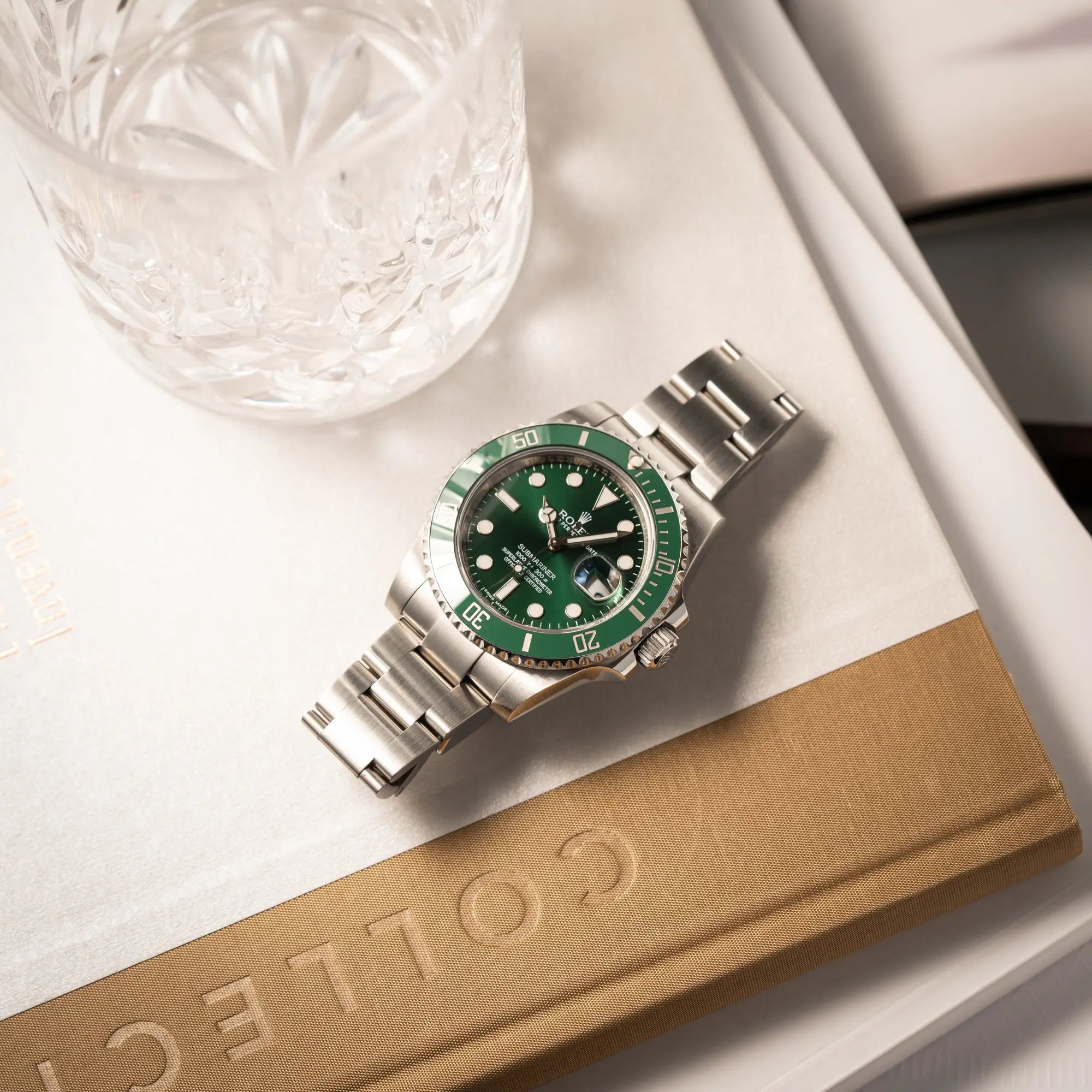 Produktfotografie der Rolex Submariner Date 116610LV mit dem Nickname "Hulk" mit grünem Zifferblatt und grüner Lünette in einem sehr guten Zustand