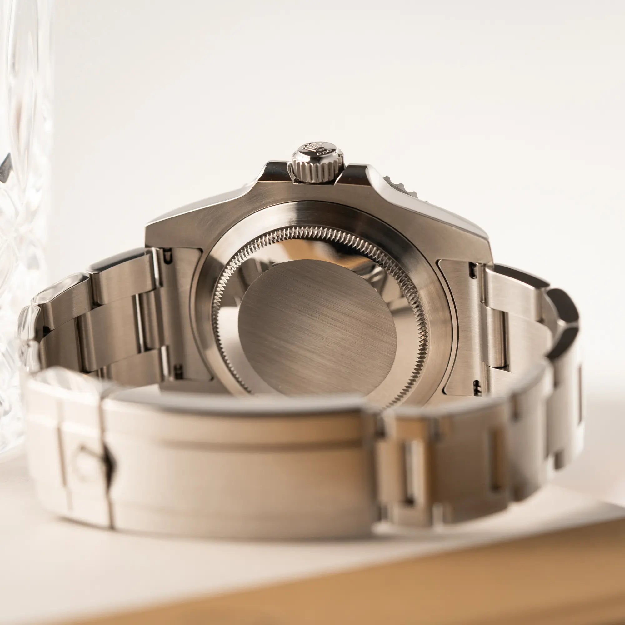 Produktfotografie der Rolex Submariner Date 116610LV mit dem Nickname "Hulk" mit grünem Zifferblatt und grüner Lünette in einem sehr guten Zustand zeigt den Gehäuseboden ohne Gebrauchsspuren