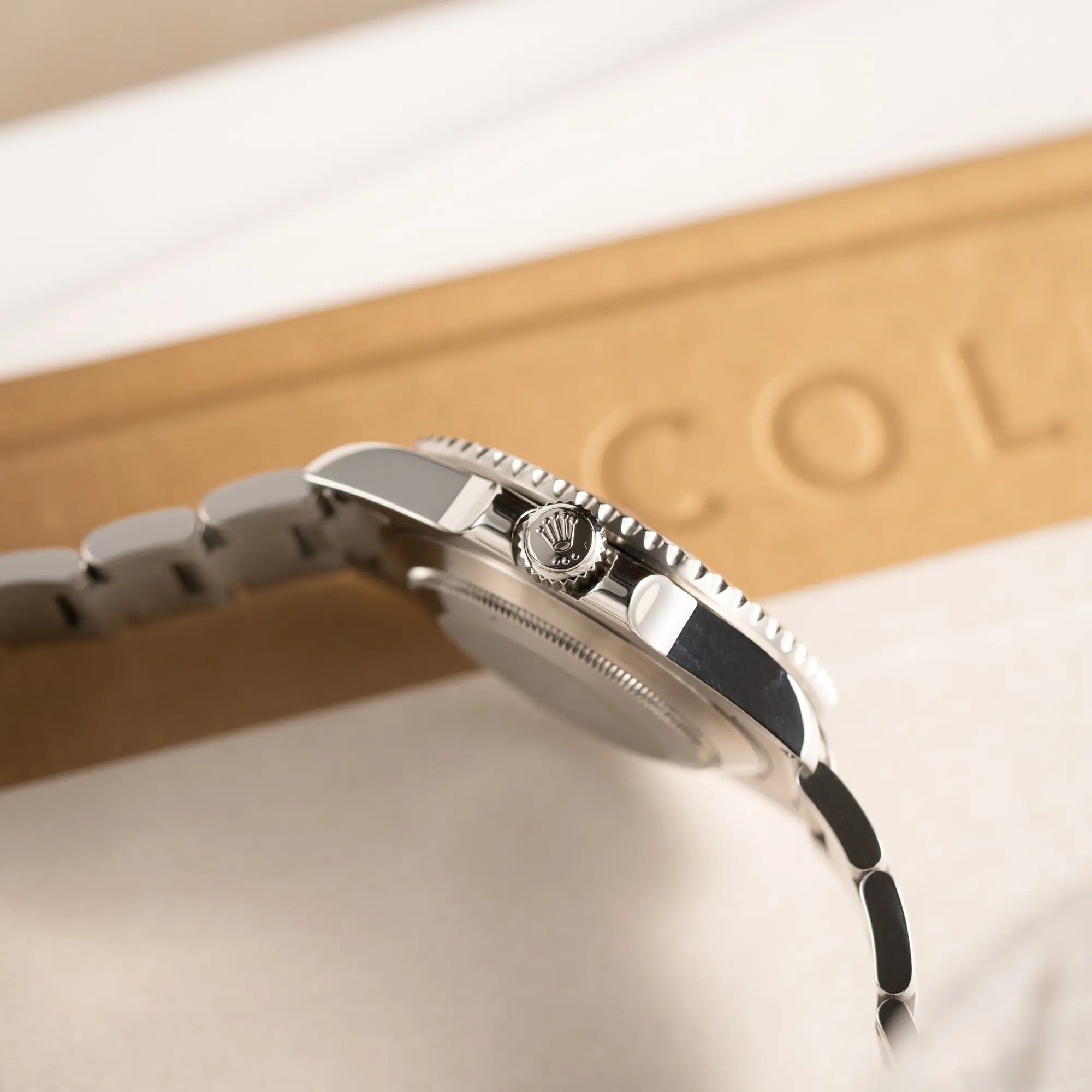 Produktfotografie der Rolex Submariner Date 116610LV mit dem Nickname "Hulk" mit grünem Zifferblatt und grüner Lünette in einem sehr guten Zustand zeigt das seitliche Gehäuse und die AUfzugskrone