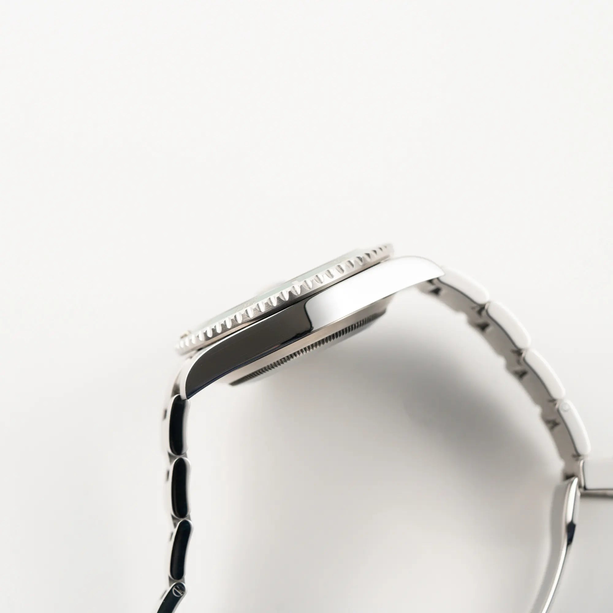 Seitliche Gehäuseflanke der Rolex Submariner Date 116610LV mit dem Nickname "Hulk" mit grünem Zifferblatt und grüner Lünette in einem sehr guten Zustand