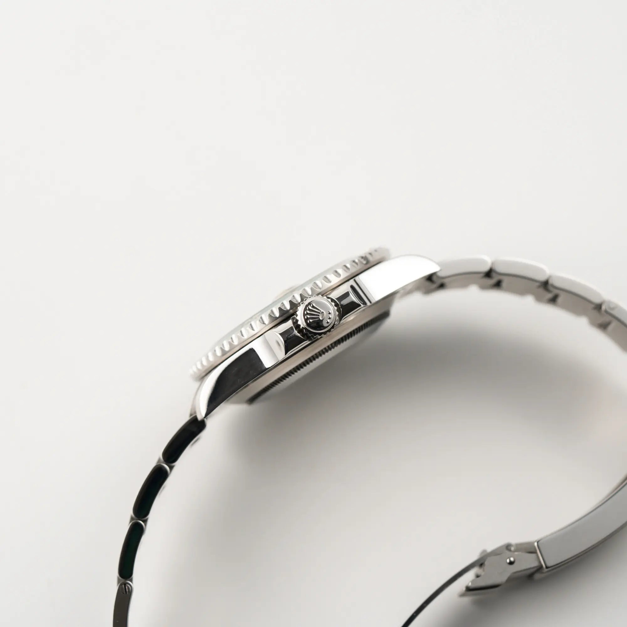 Seitliche Gehäuseflanke mit Blick auf die Aufzugskrone der Rolex Submariner Date 116610LV mit dem Nickname "Hulk" mit grünem Zifferblatt und grüner Lünette in einem sehr guten Zustand