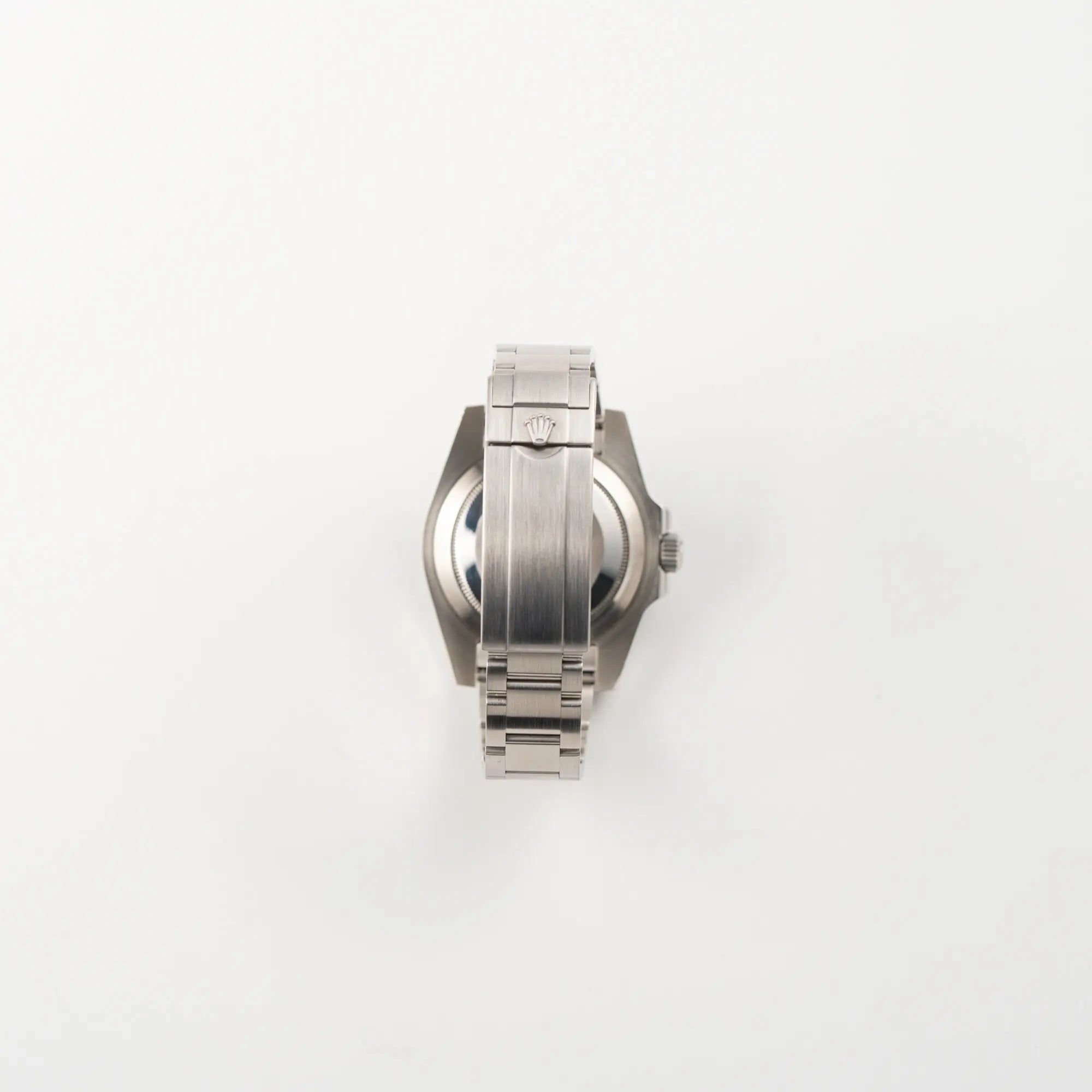 Blick auf die Oyster-Stahl-Faltschliesse der Rolex Submariner Date 116610LV mit dem Nickname "Hulk" mit grünem Zifferblatt und grüner Lünette in einem sehr guten Zustand